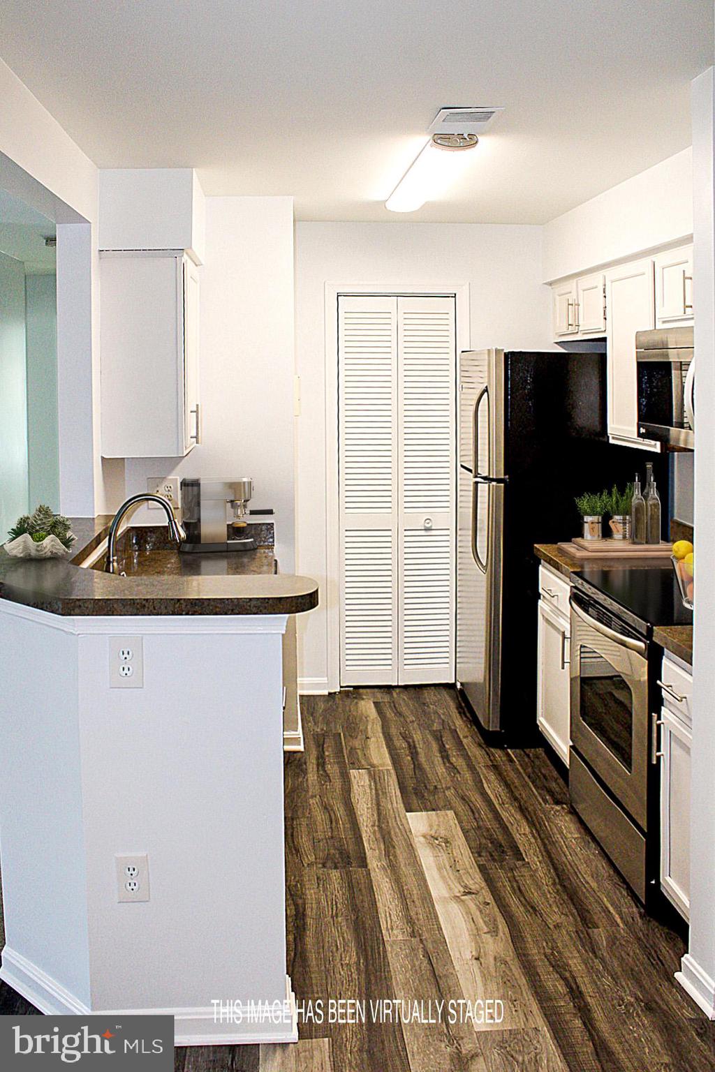 SURREY AT MANCHESTER LAKES - Residential