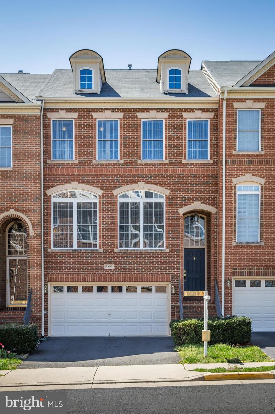 Bright and Spacious luxury townhome in sought after Faircrest. Gleaming wood floors, Dramatic Foyer with soaring ceiling. Oak stairs with runner. Gourmet kitchen with granite counters & SS appliances.  Tiles in all baths. Master bath with separate shower and soaking tub. Make up area. Cathedral ceilings in bedrooms. 2 gas fireplaces. Fully finished walk out basement with full bath/Upgraded carpet.