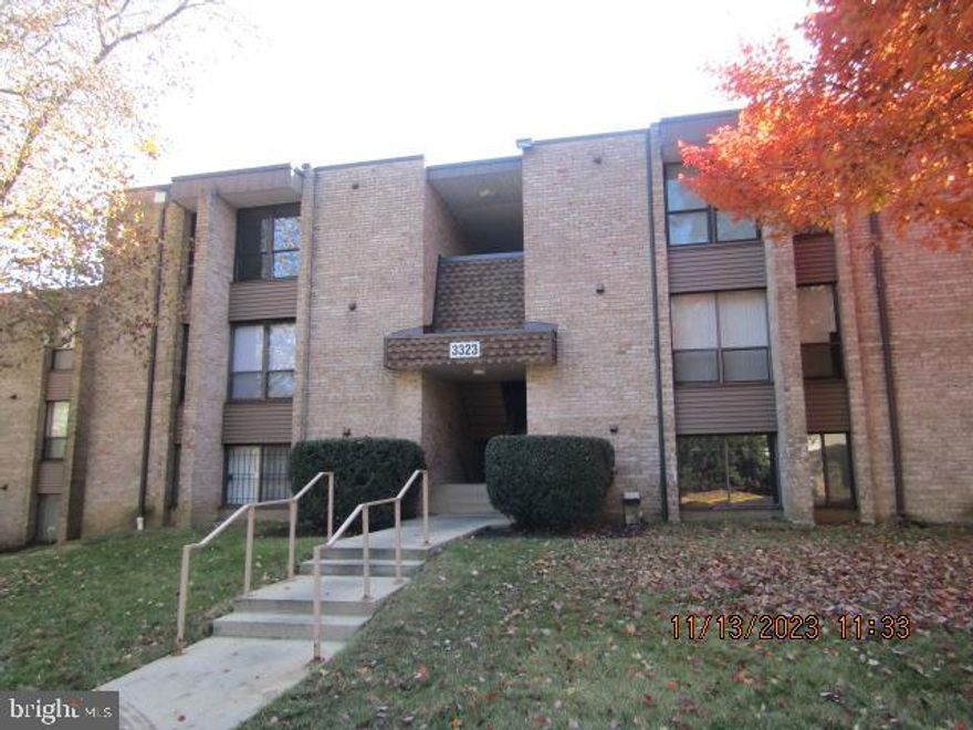 BANK OWNED  NOT A SHORT SALE
Offers will be reviewed after home has been in MLS for 12days from list date.  Offers to be submitted by selling agent by link in "agent" remark section