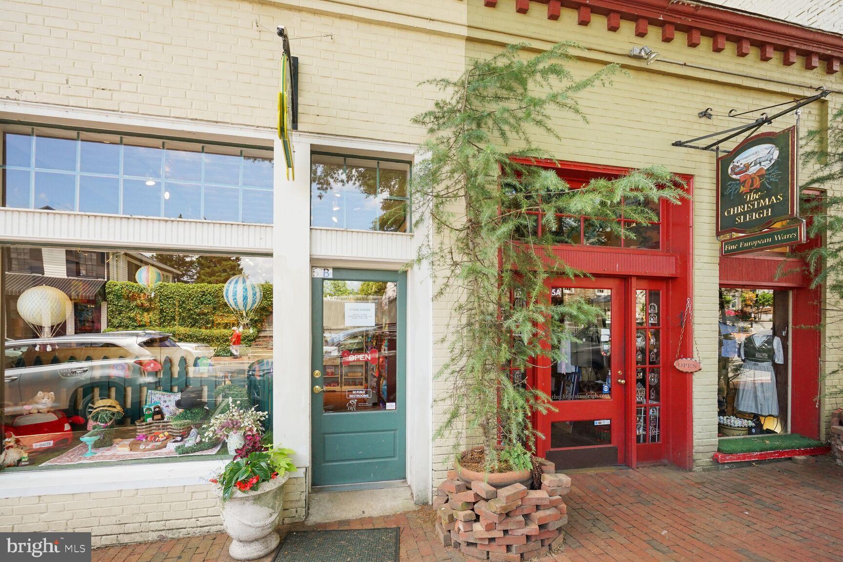 RESIDENCES AT SALAMANDER - Residential Lease