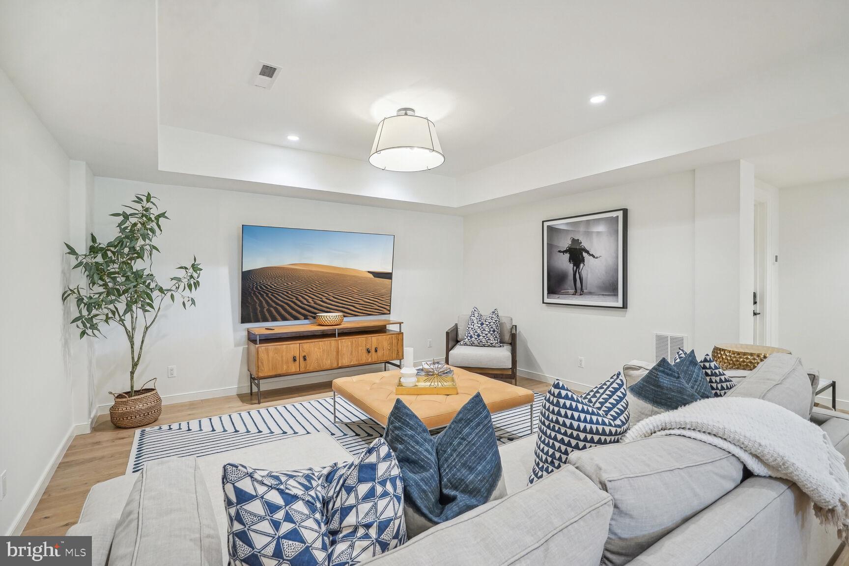 RESIDENCES AT SALAMANDER - Residential Lease