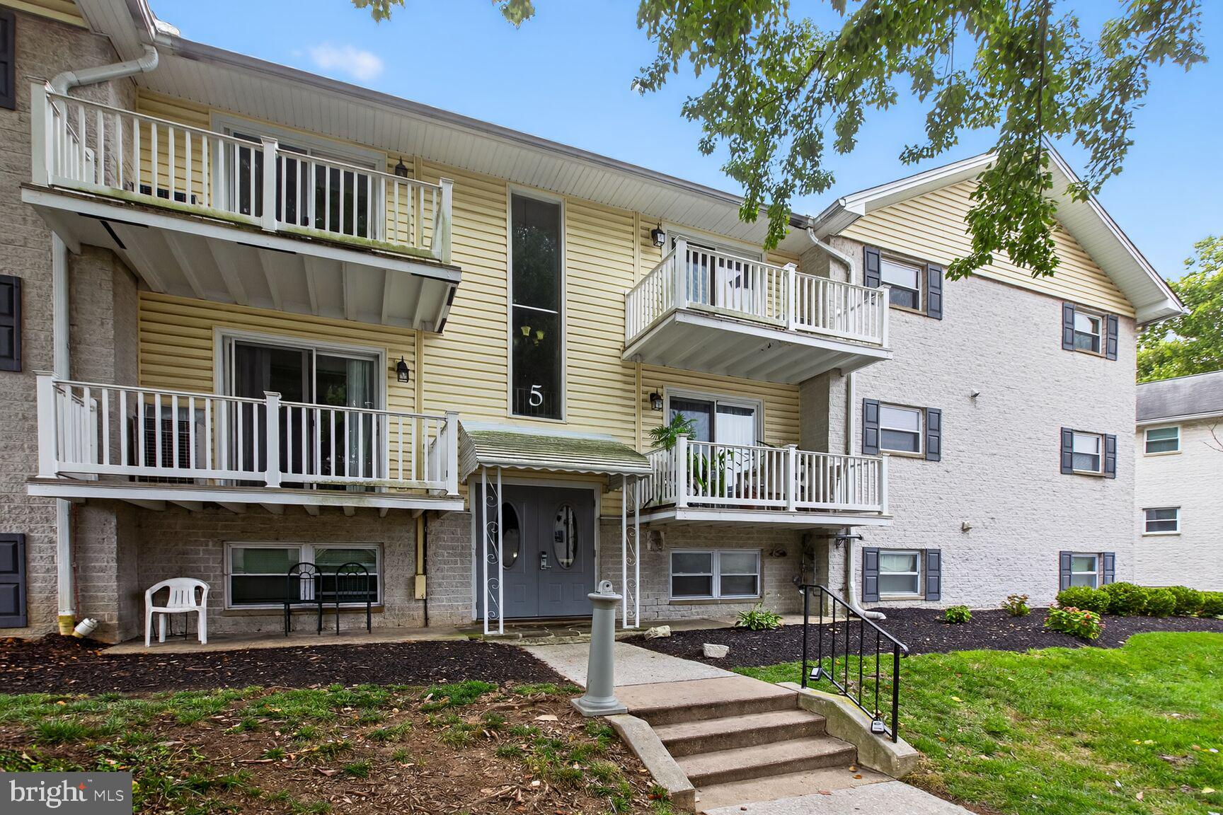 Lovely apartment ready for immediate occupancy. This unit has vaulted ceilings with wooden beams, and is open and spacious - plenty of room for the whole family. This is an excellent community that is well taken care of.