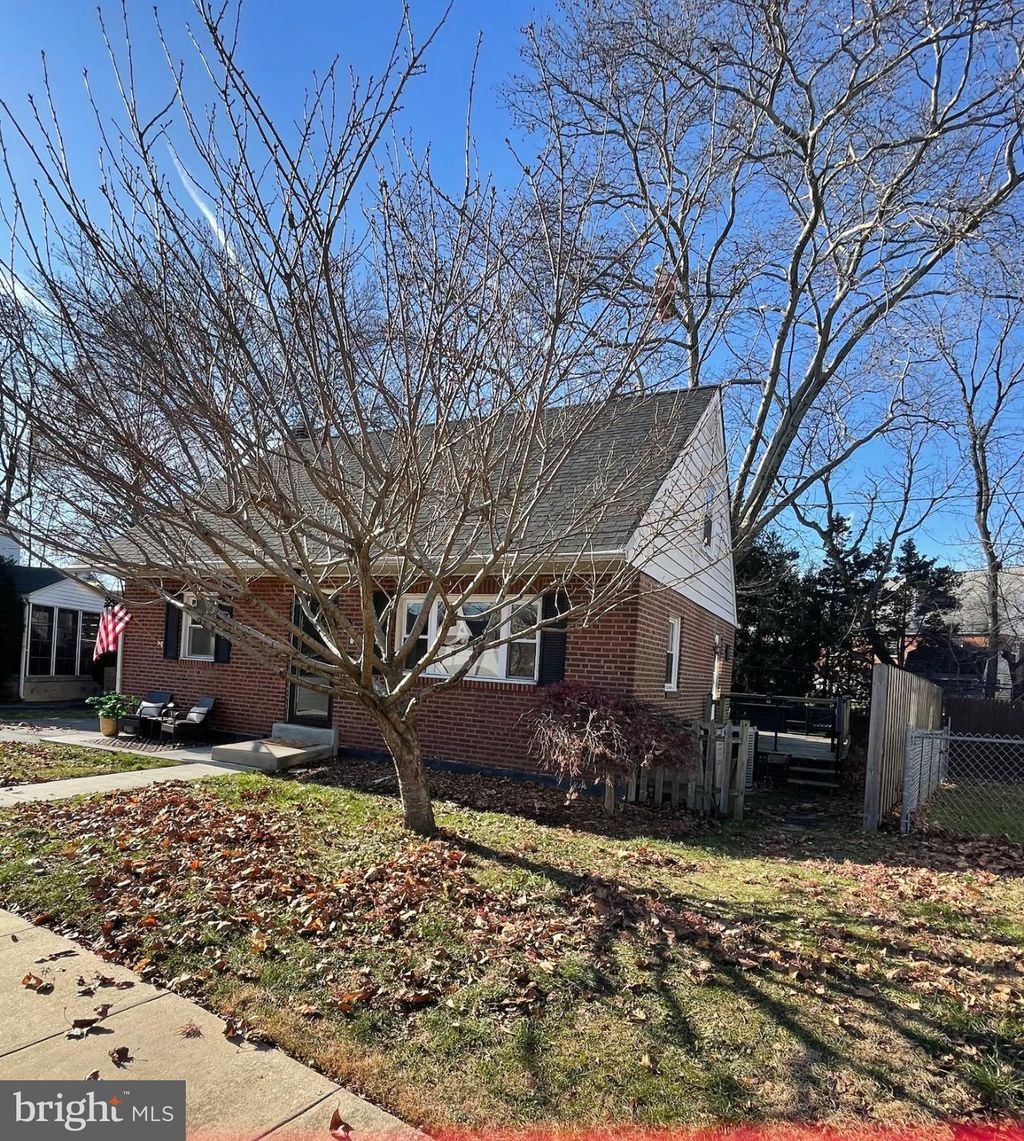 Photo of 16 Lynwood Cir, GLENOLDEN, PA 19036 (MLS # PADE2105706)