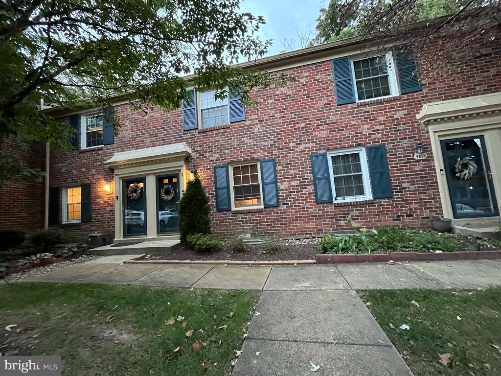 Photo of 5816 Torington Drive #860, SPRINGFIELD, VA 22152 (MLS # VAFX2274368)