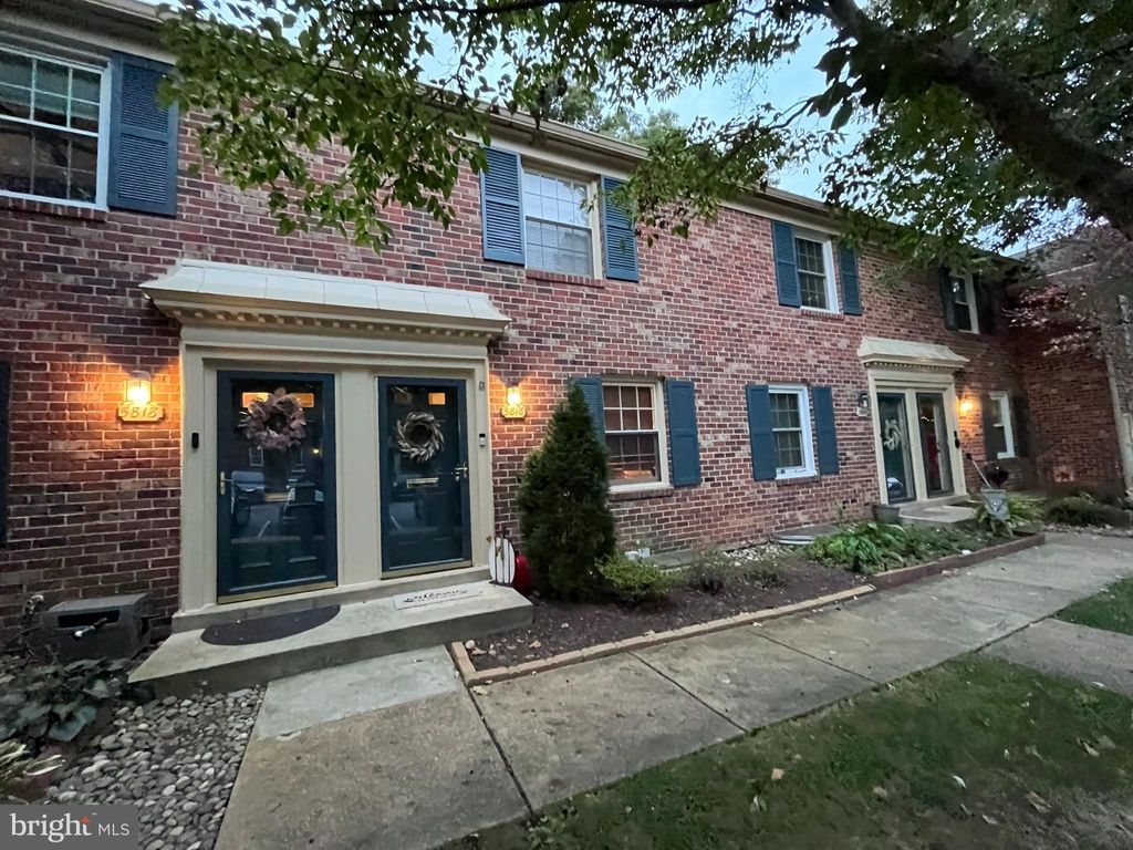 Photo of 5816 Torington Drive #860, SPRINGFIELD, VA 22152 (MLS # VAFX2274368)