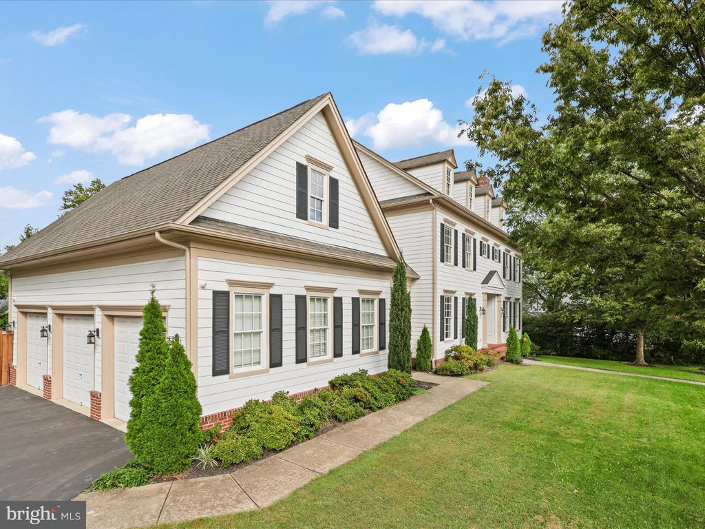 Photo of 904 Locust Street, HERNDON, VA 20170 (MLS # VAFX2276416)