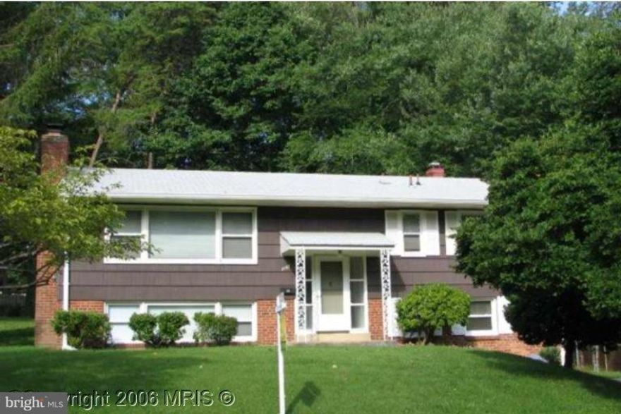 LOVELY 2 LEVELS HOUSE WITH HARDWOOD FLOORS THROUGHOUT  THE FIRST LEVEL. LARGE FAMILY ROOM & LIVING ROOM. HUGE BEAUTIFUL FENCED REAR YARD, LANDSCAPED.**GREAT SCHOOLS AND LOCATION** MINS TO VIENNA METRO STATION,METRO BUS,I-66, RT-123, I-495, SHOPPING CENTER, HOUSE IS CLEAN AND VACANT, JUST MOVE IN ANYTIME!!