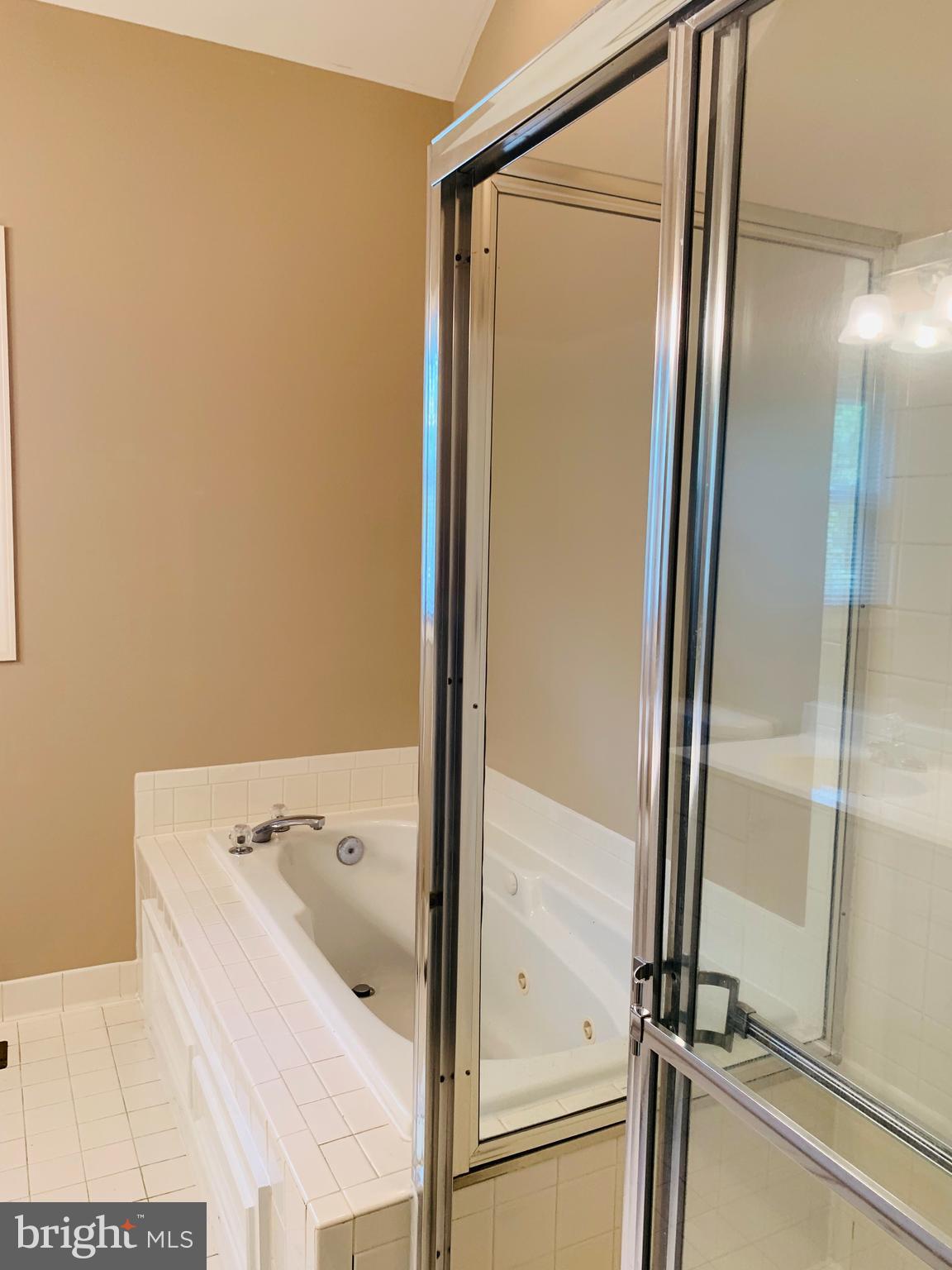 DECOVERLY ADVENTURE - Residential Lease