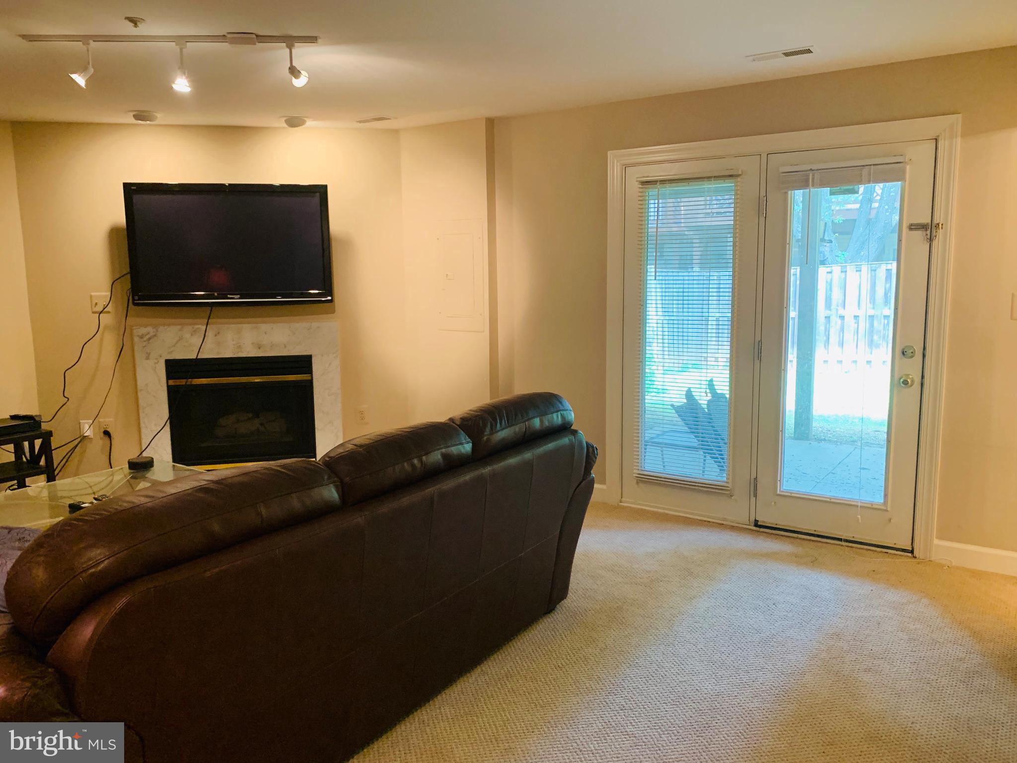 DECOVERLY ADVENTURE - Residential Lease