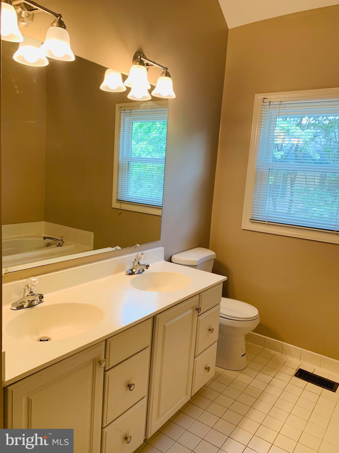 DECOVERLY ADVENTURE - Residential Lease