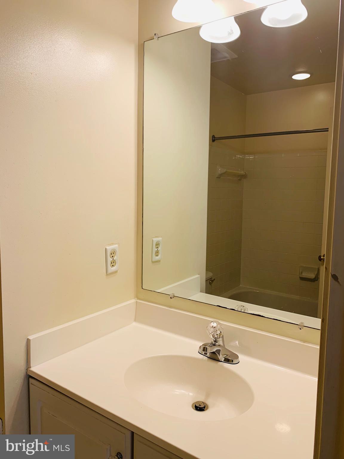 DECOVERLY ADVENTURE - Residential Lease