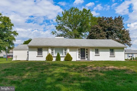 Photo of 25 PARKVIEW DR, ELIZABETHTOWN, PA 17022 (MLS # PALA2024948)