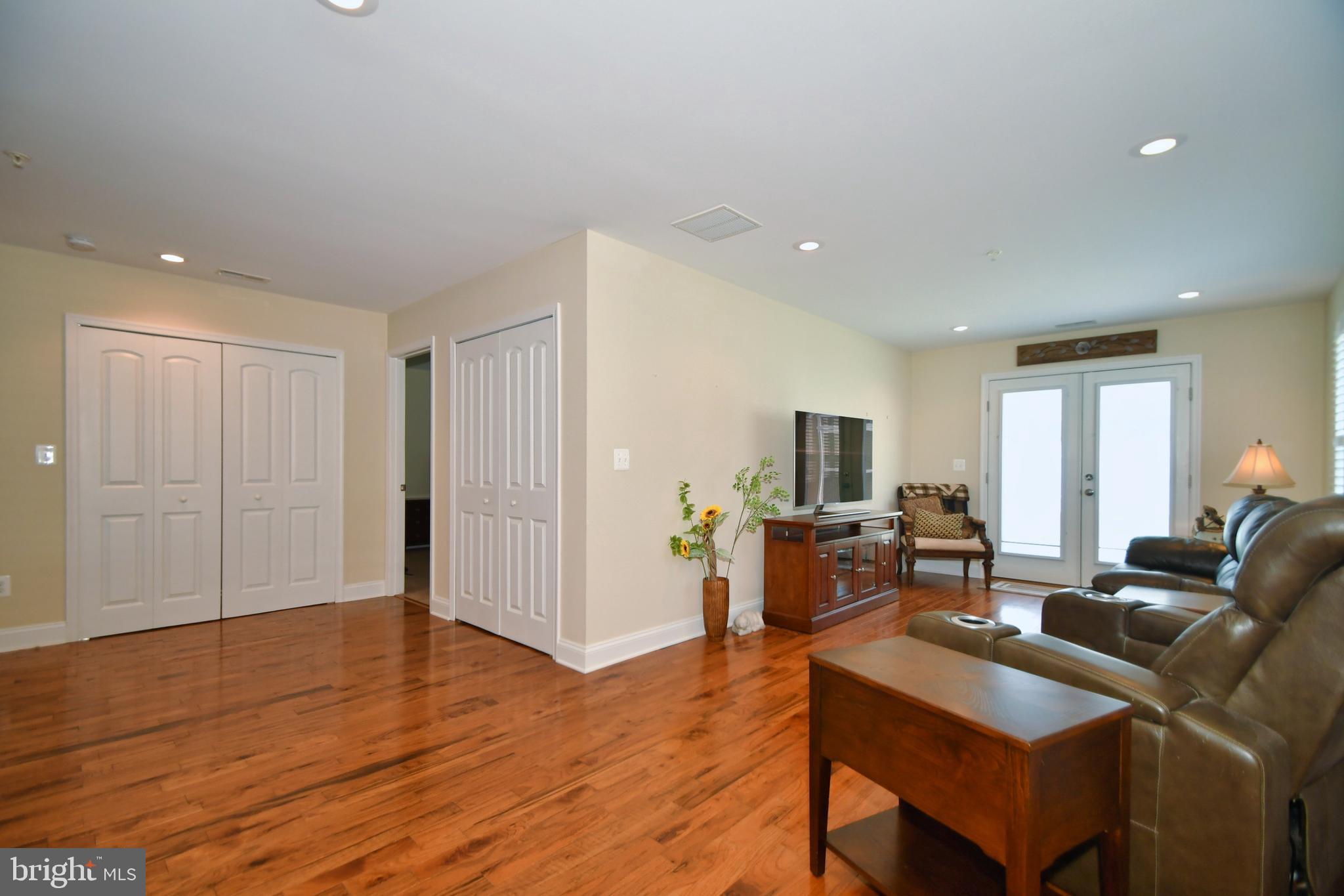 WILLOUGHBY BEACH - Residential