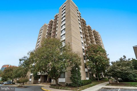 Photo of 4 Monroe Street #4-810, ROCKVILLE, MD 20850 (MLS # MDMC2203082)