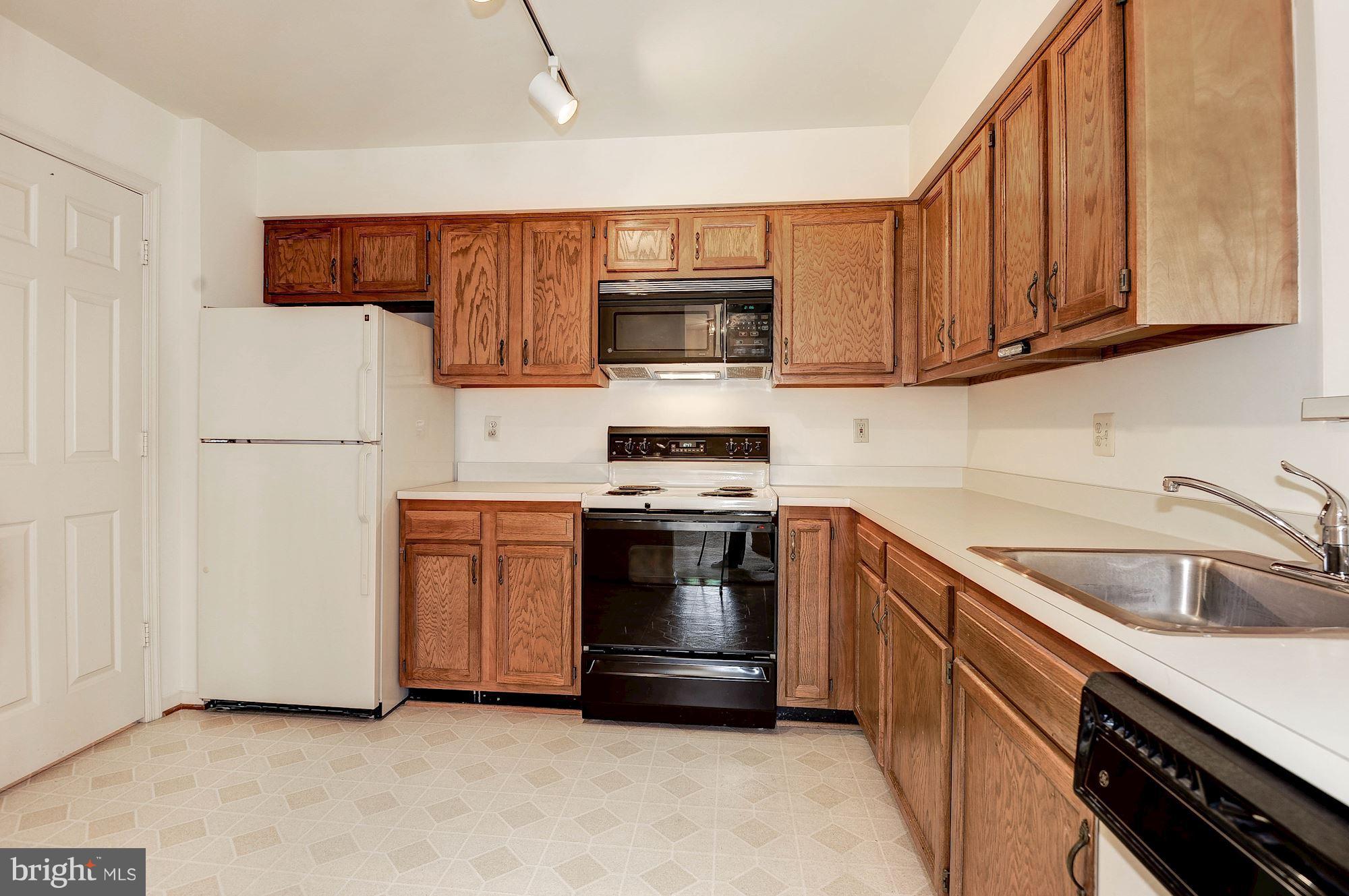 STRATFORD PLACE AT KINGS - Residential