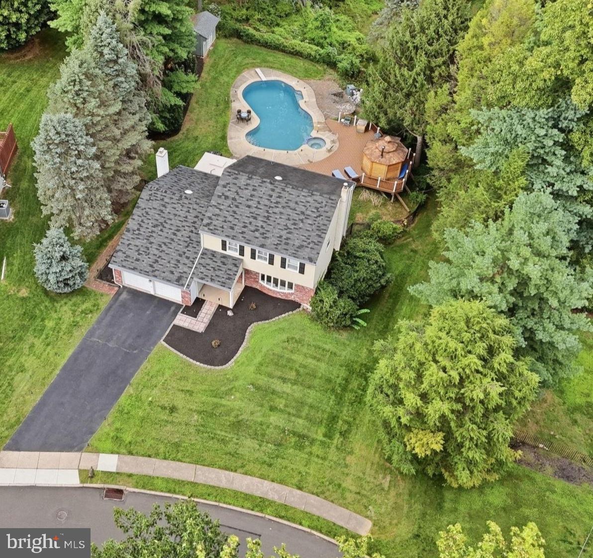 201 CREEKWOOD DRIVE