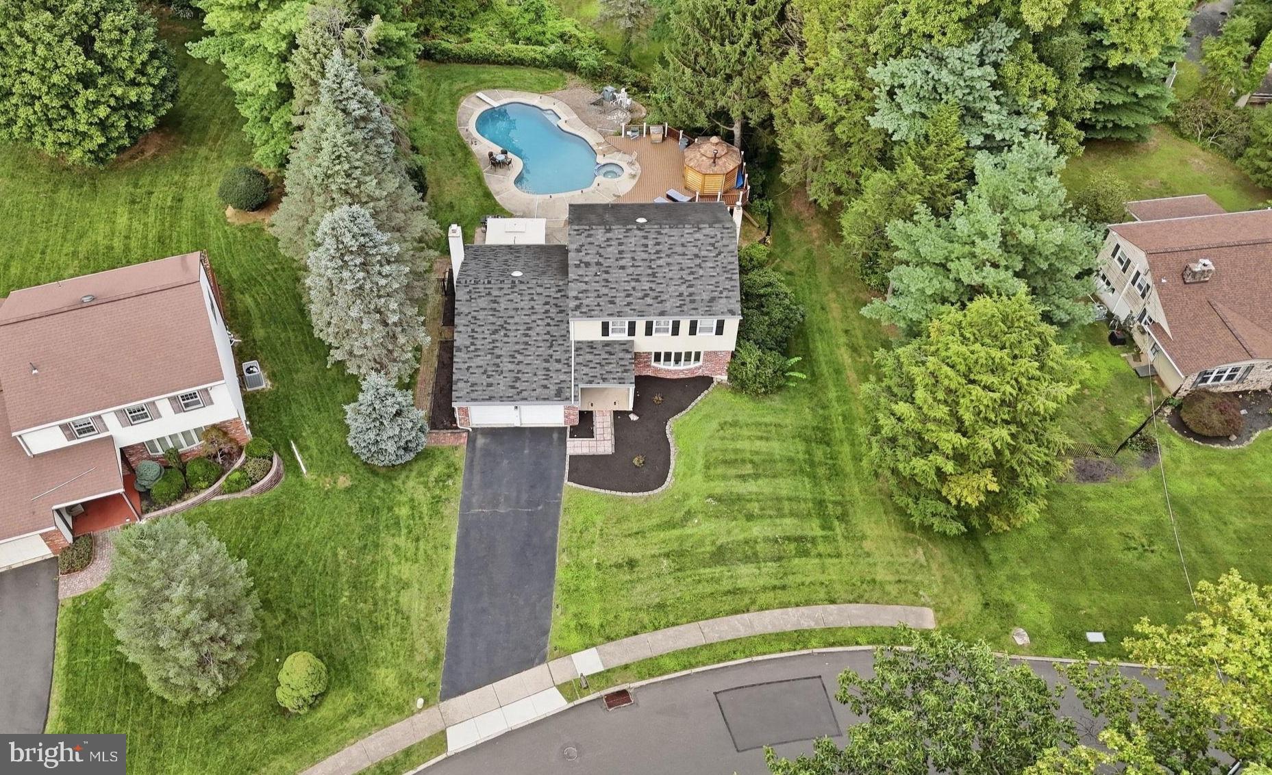 201 CREEKWOOD DRIVE