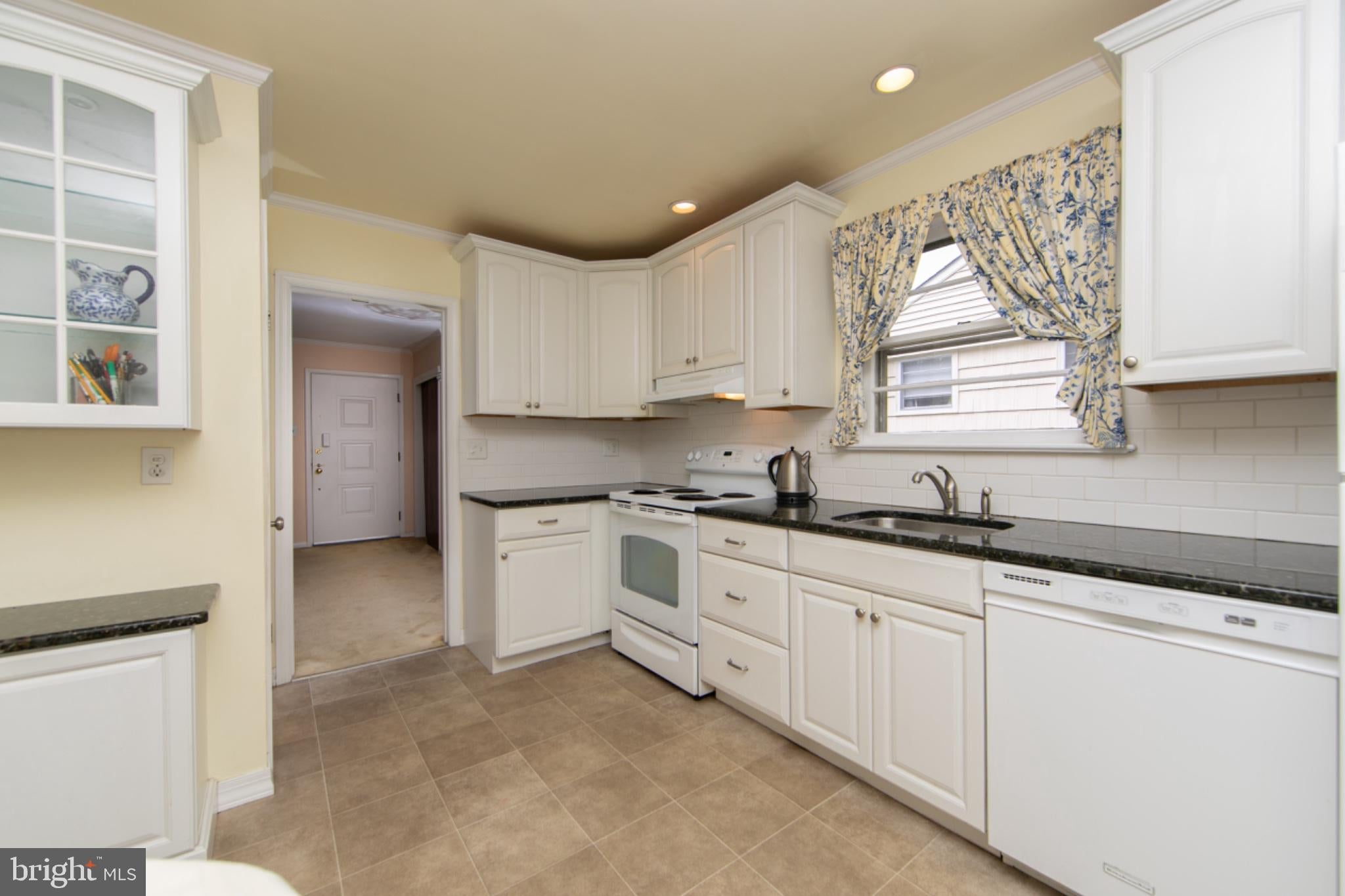 407 GRAISBURY AVENUE