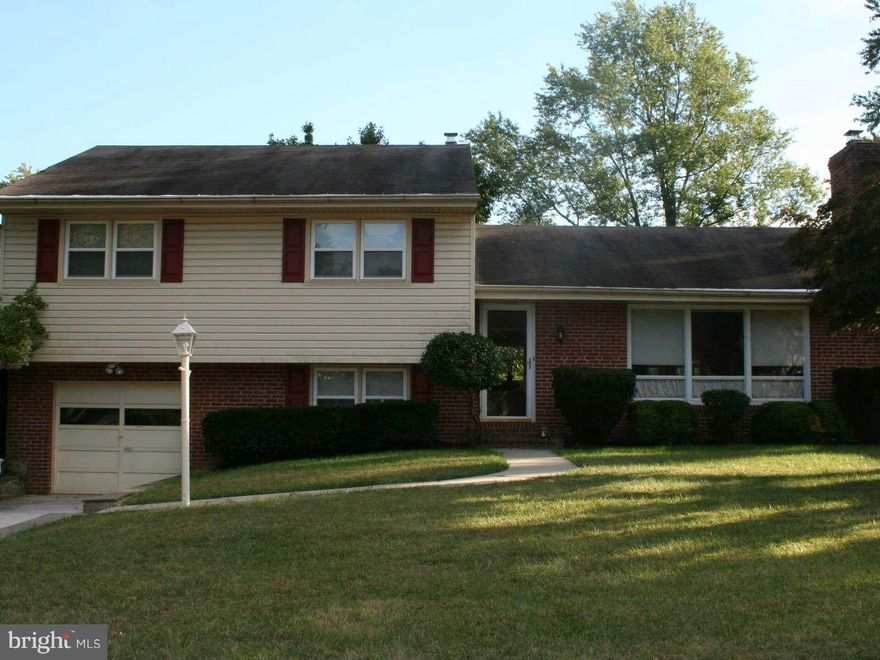 Great Rental in Sought After Chatterleigh/Mine Bank Community. Updated Kitchen,  Large lot  fully fenced, Sunroom w/heater, hardwood floors, 1 car garage, 3 bedrooms, 2 1/2 baths. Master bedroom w/private updated Master Bath, Loads of storage in this home, Don't miss this one!