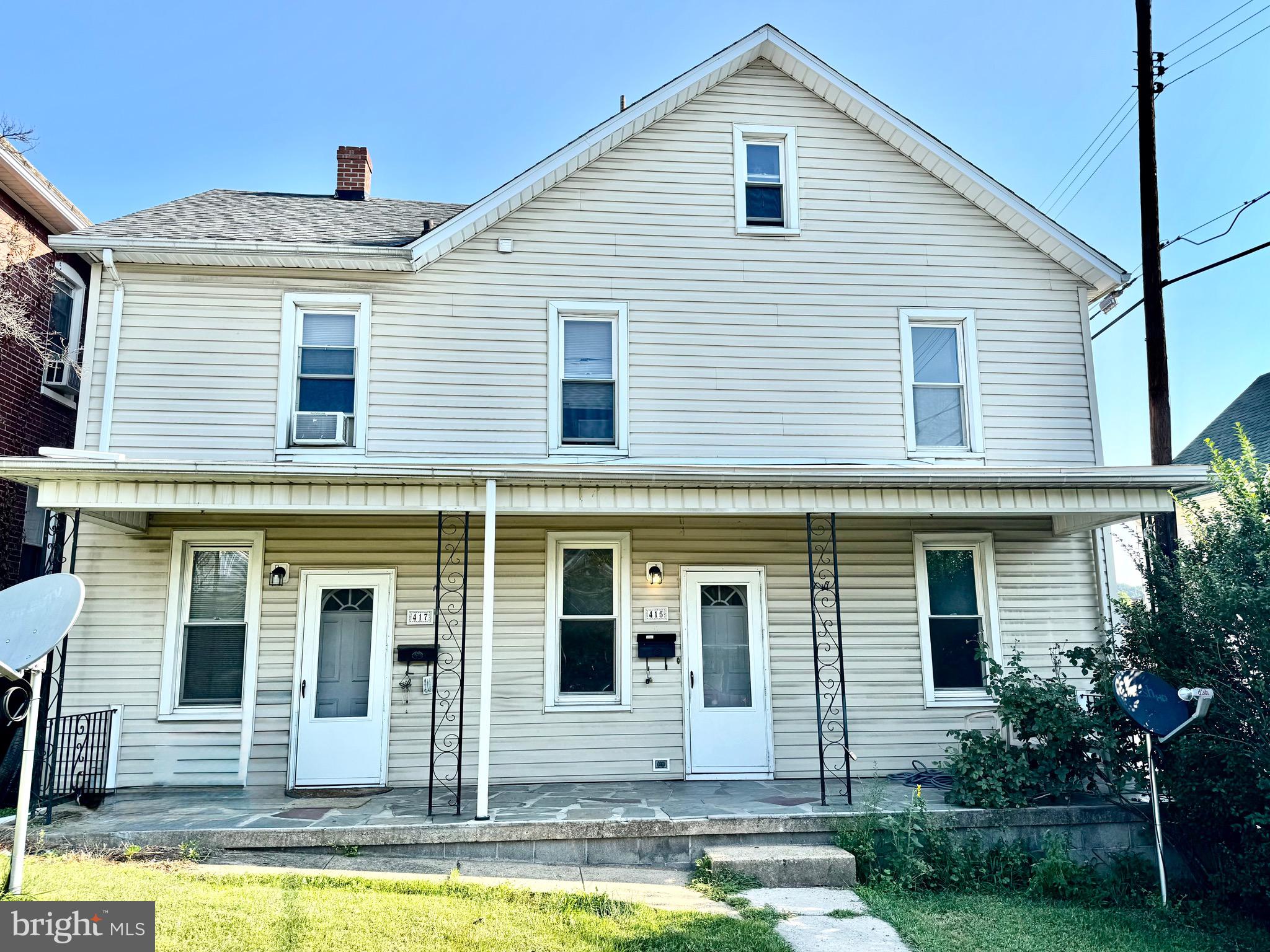 This versatile West Side duplex is a solid opportunity for investors or homeowners looking to offset their mortgage. The occupied unit features 2 bedrooms and a dependable long-term tenant. The second unit is vacant and ready for its next occupant, offering 3 bedrooms, a spacious layout, and a large pantry for extra storage.
Enjoy a generous backyard, perfect for relaxing or entertaining, and off street parking! The new roof was installed in 2023 with other various upgrades and updates throughout! Located in a convenient area close to shops, schools, and transit, this property is a smart addition to any portfolio!