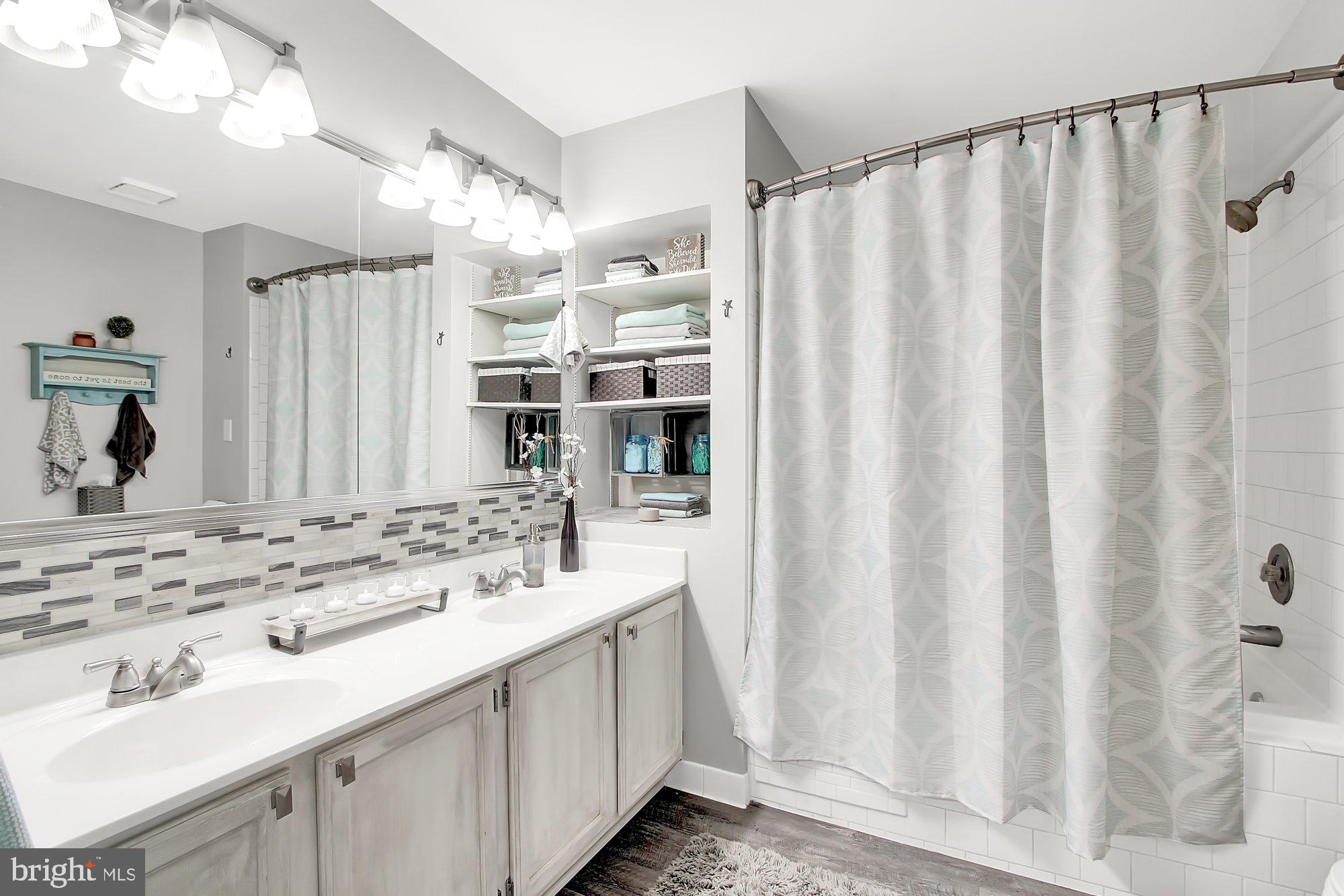 LAURELS CONDO - Residential