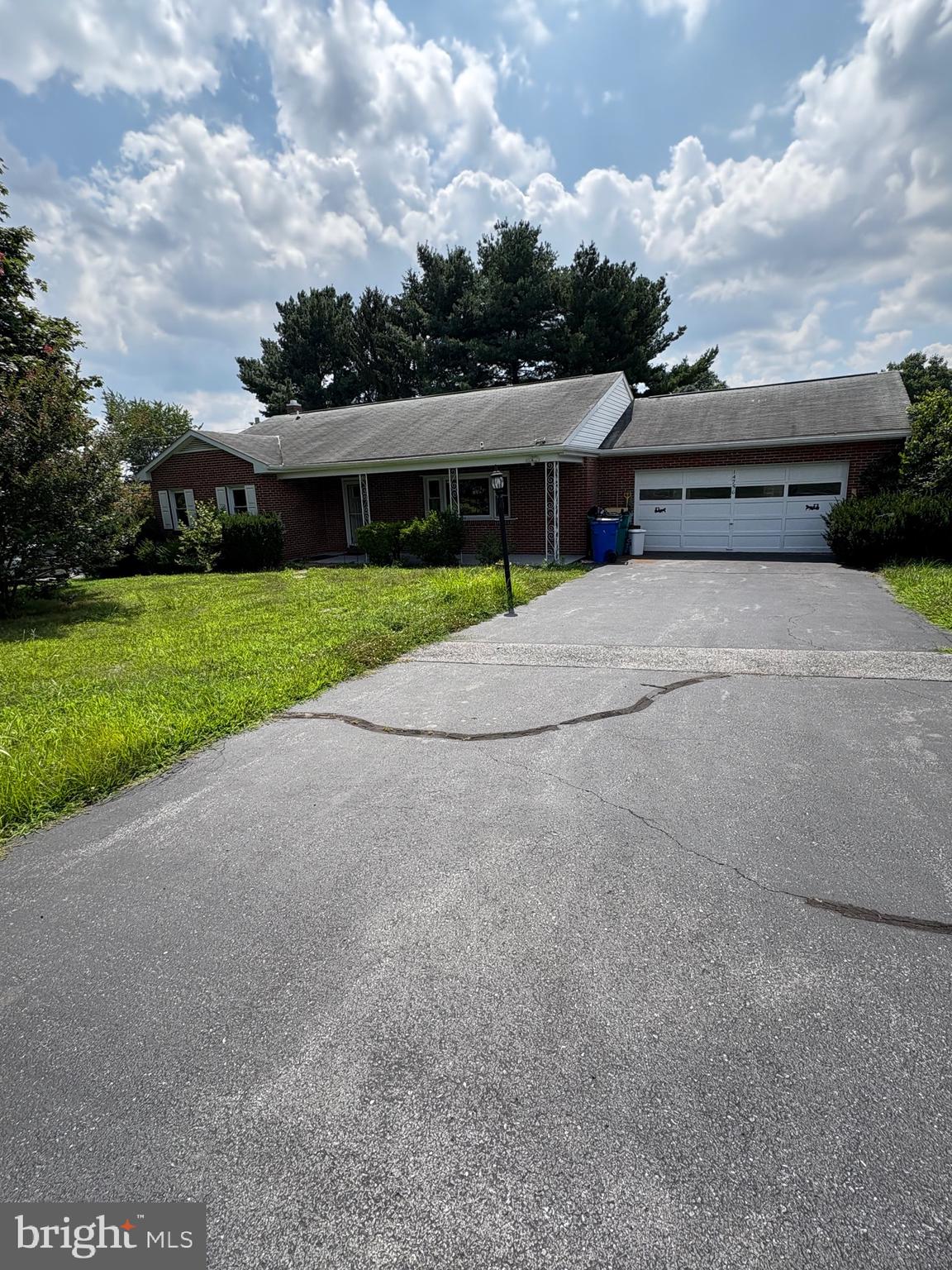 Location, Location, Location, 3 Bedrooms in main level 1 Bathroom, Fully finished basement with plenty space for your imagination, potential sleeping quarters and and FULL bathroom! Seller prefers to sell AS-IS
Vacant