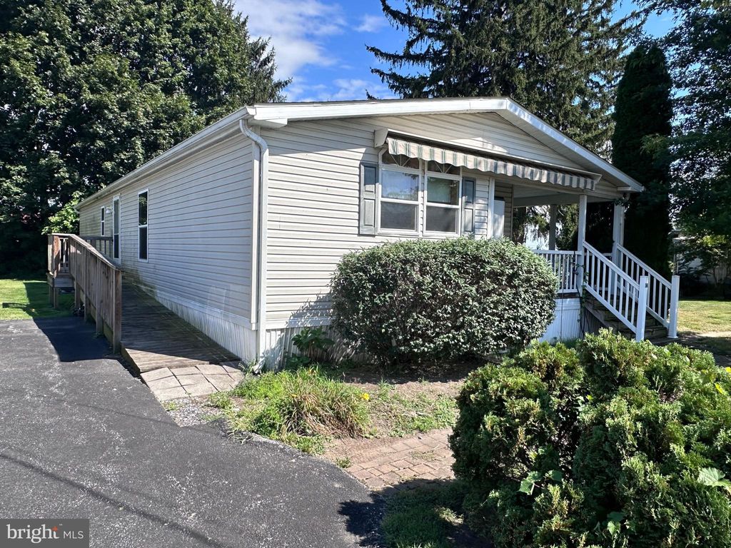 Photo of 27 E Broadway, ETTERS, PA 17319 (MLS # PAYK2090466)