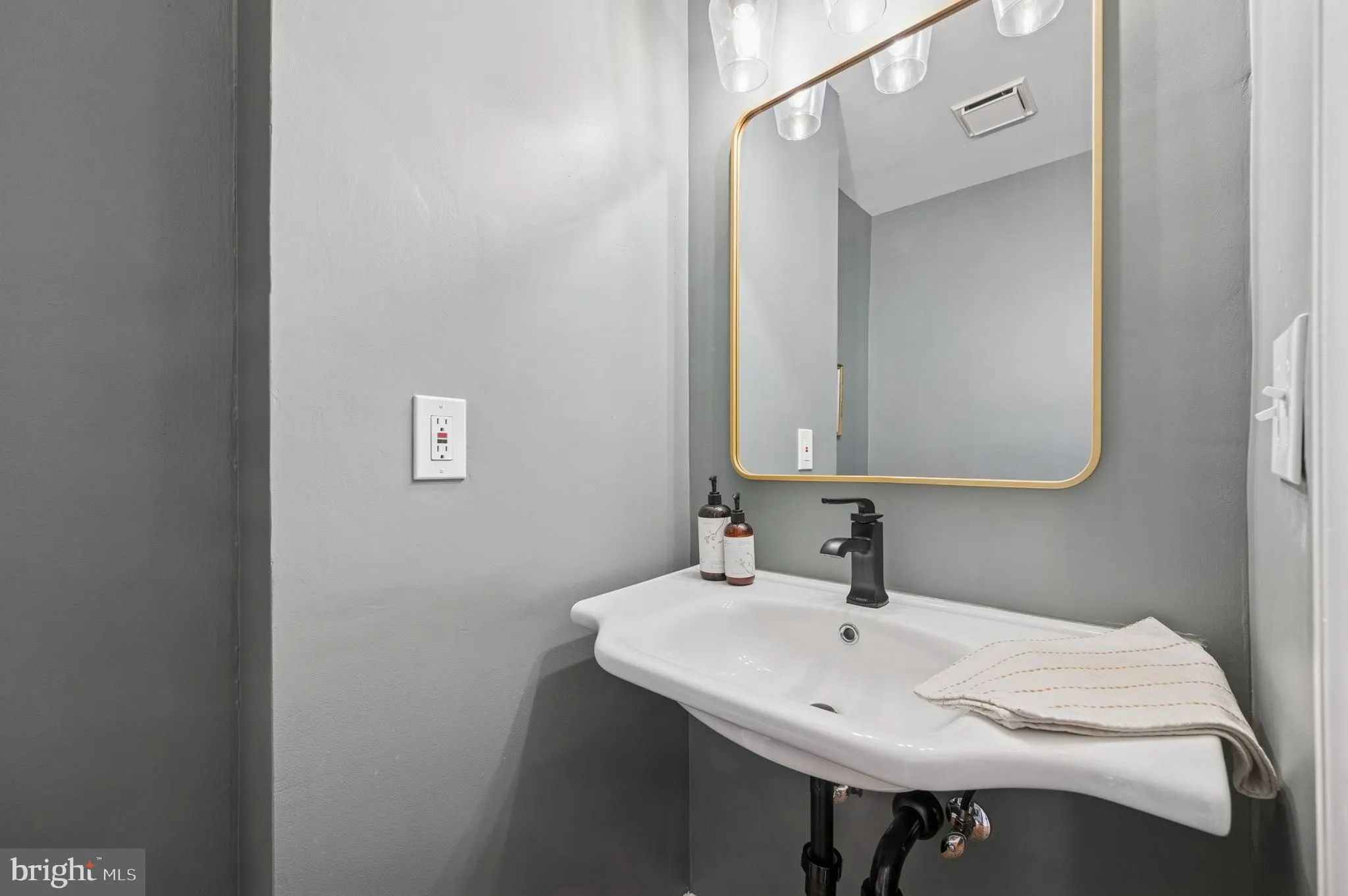 Philadelphia, Pennsylvania 19147, United States, 2 Bedrooms Bedrooms, ,2 BathroomsBathrooms,Residential,Contingent,251528