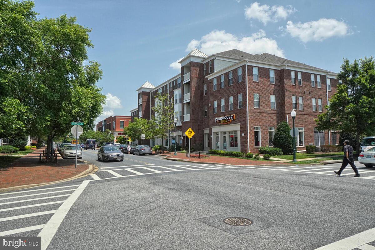 KNOLLS AT NORTH LAKE CONDOMINIUM - Residential