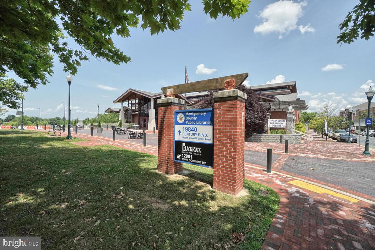 KNOLLS AT NORTH LAKE CONDOMINIUM - Residential