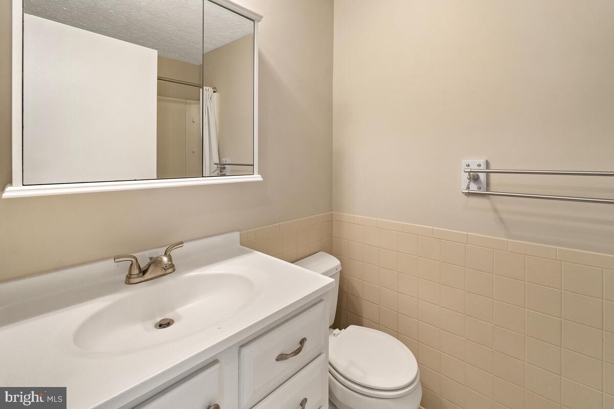 KNOLLS AT NORTH LAKE CONDOMINIUM - Residential