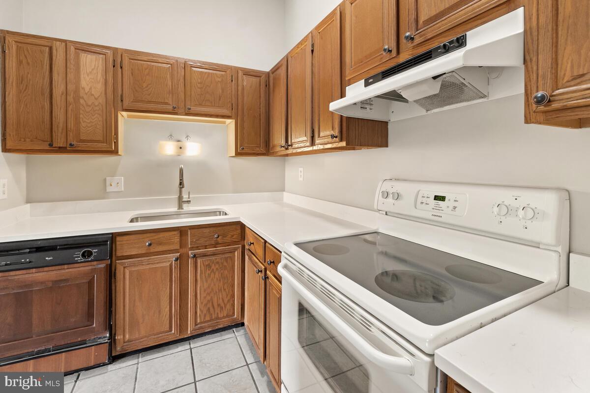 KNOLLS AT NORTH LAKE CONDOMINIUM - Residential