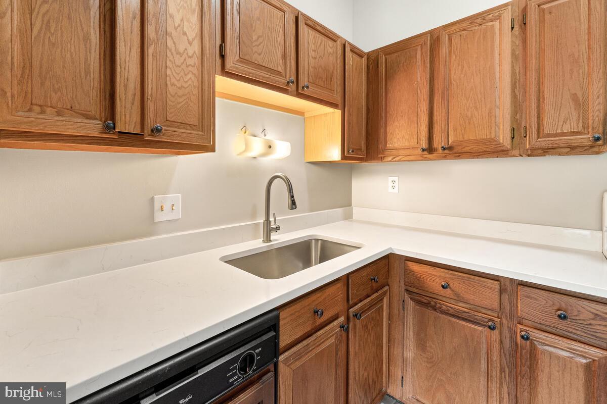 KNOLLS AT NORTH LAKE CONDOMINIUM - Residential