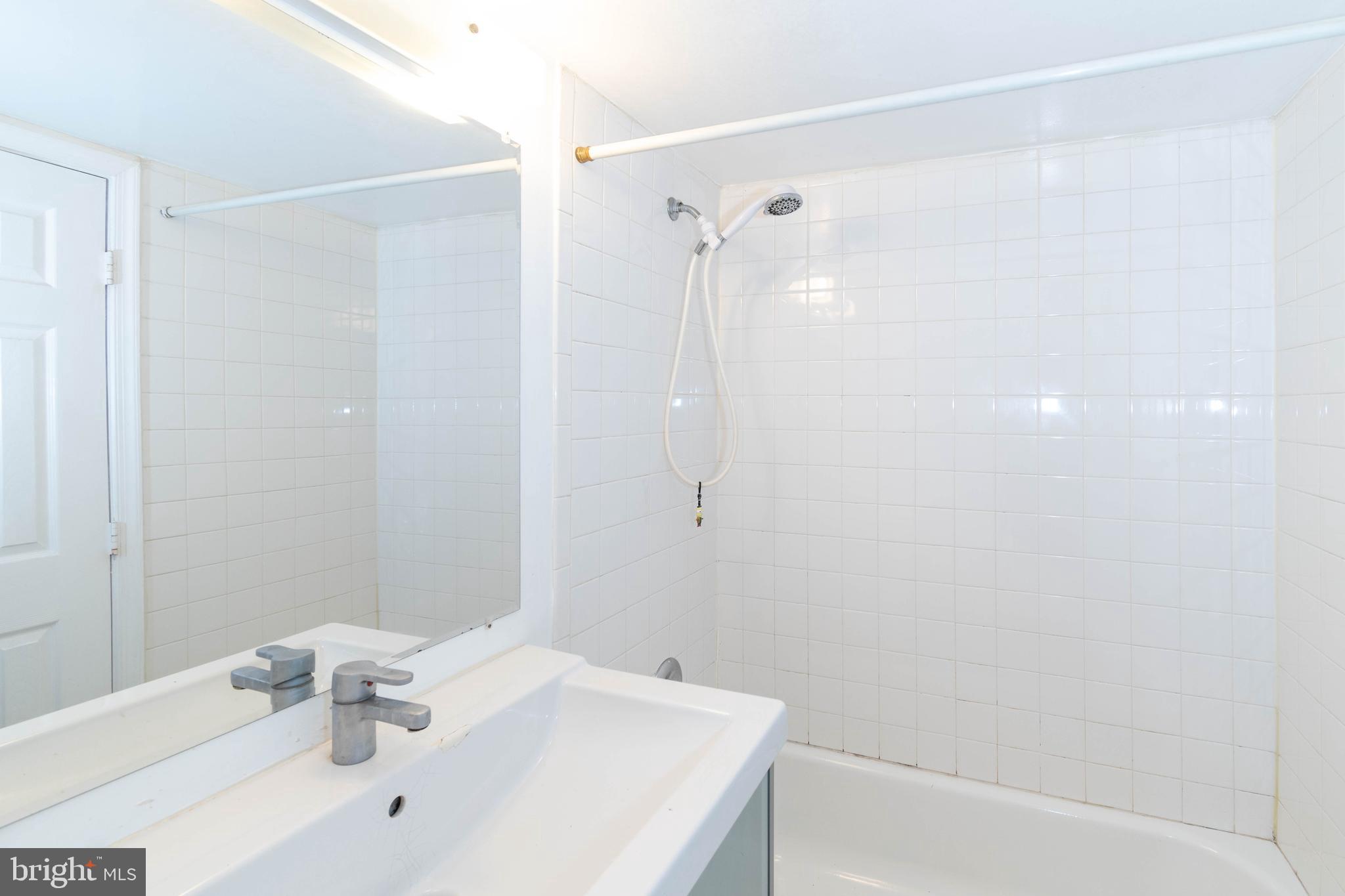 CANTERBURY SQUARE - Residential Lease