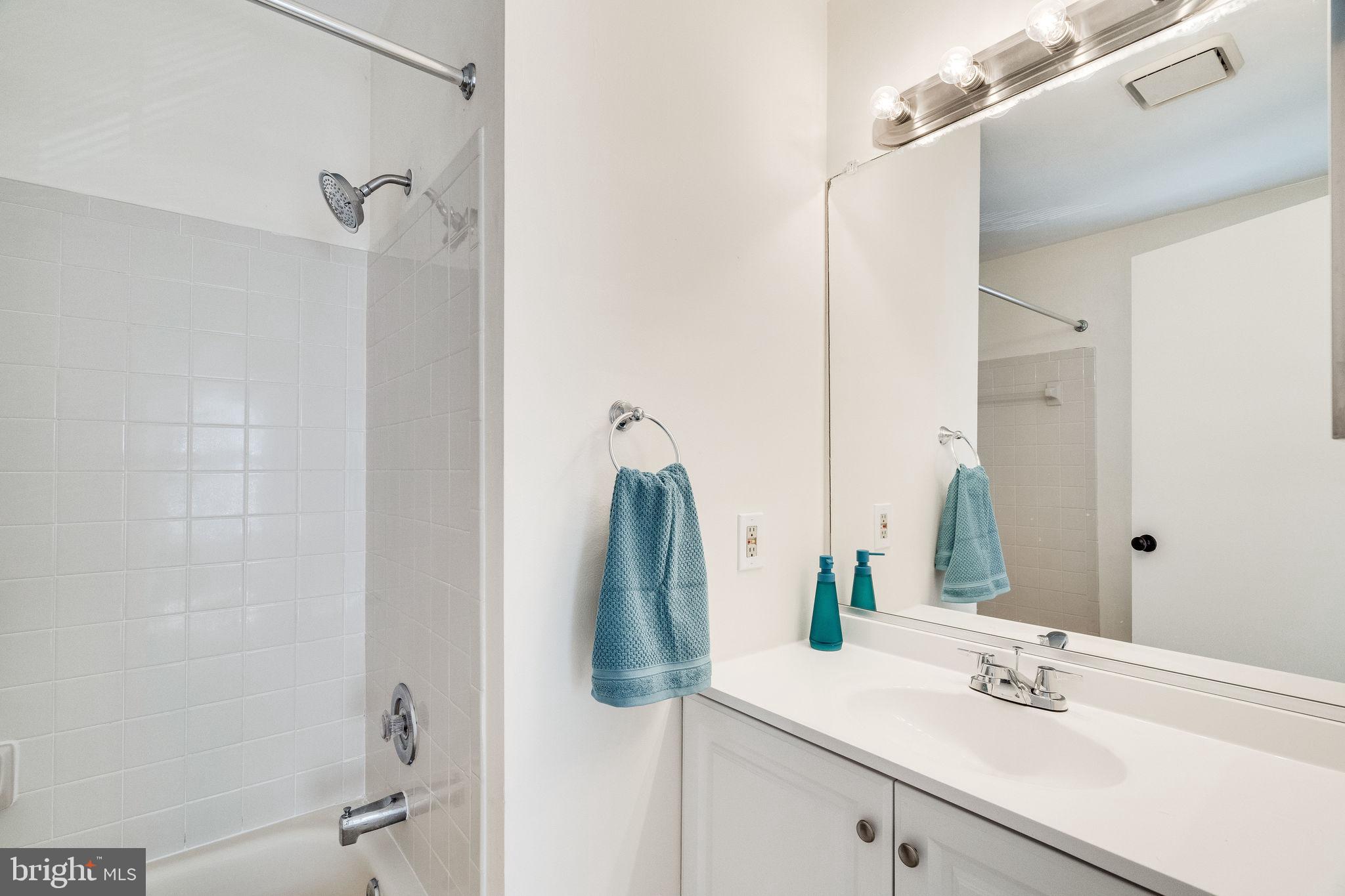 VICTORIA CROSSINGS AT MANCHESTER LAKES - Residential Lease