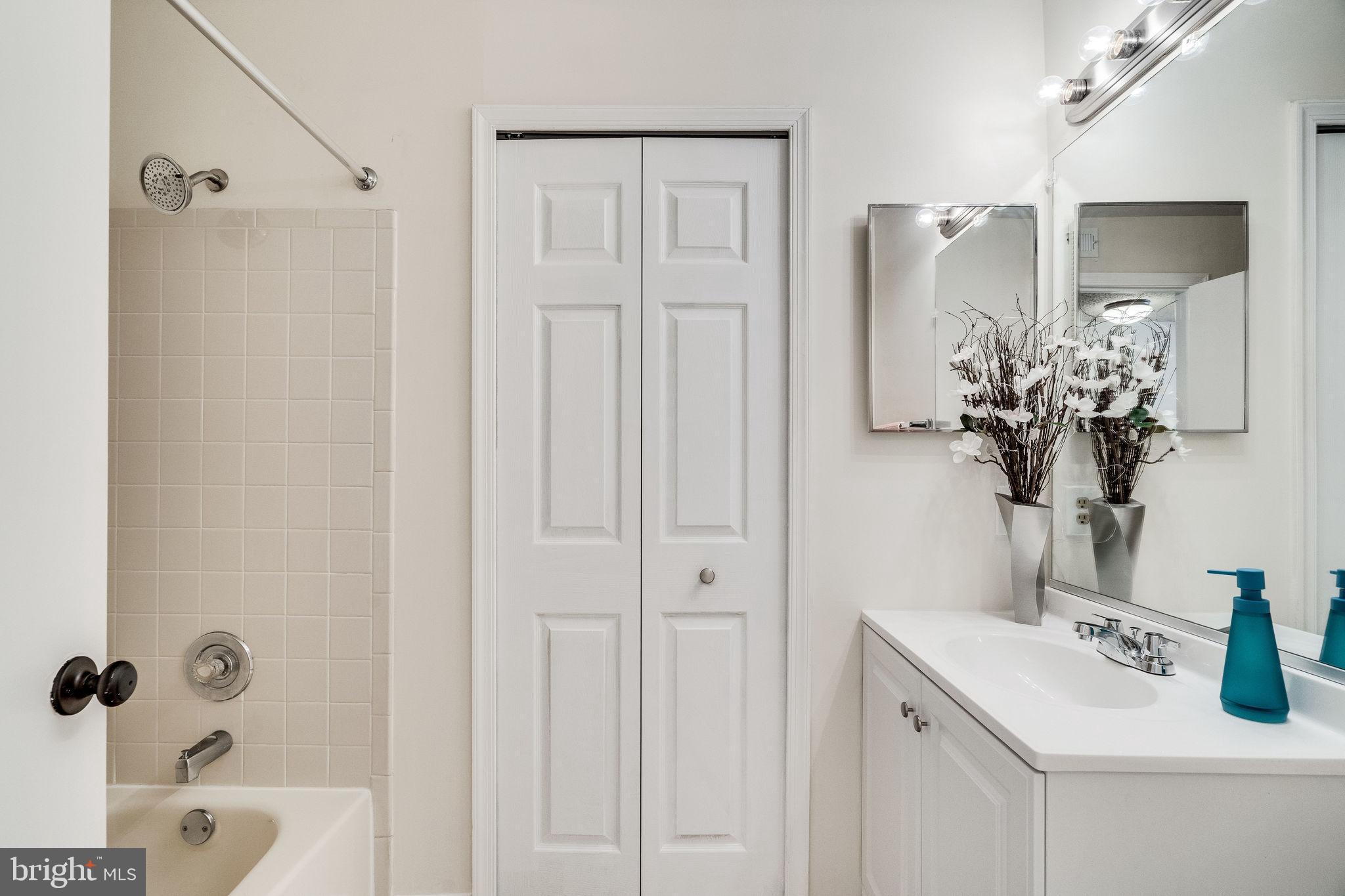 VICTORIA CROSSINGS AT MANCHESTER LAKES - Residential Lease