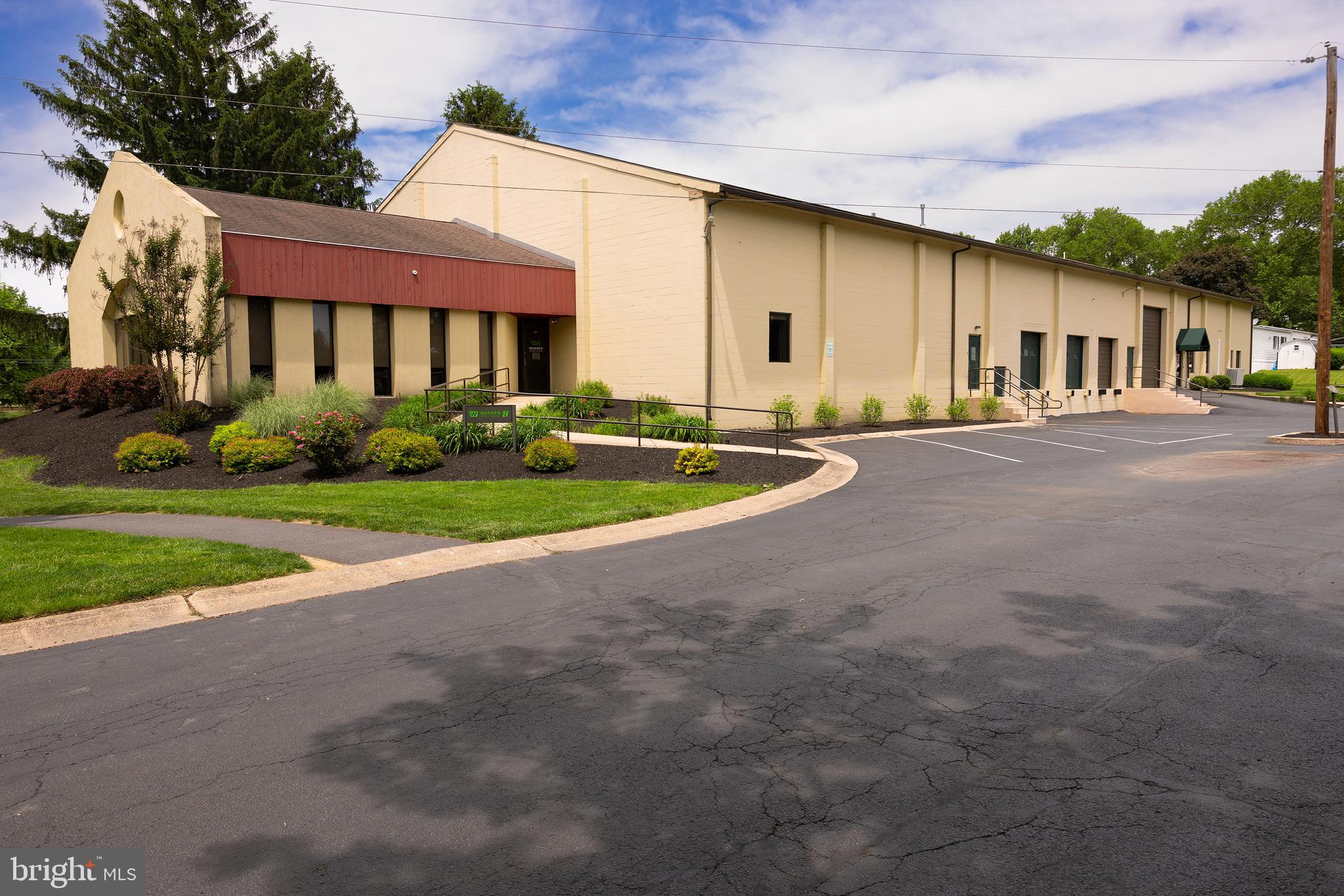 Great location in Greenfield Corporate Center with three docks, high ceilings and large production space. The warehouse has a wood floor so the weight capacity is limited and restricts several uses. Ideal for drop storage or light packaging/sorting.
