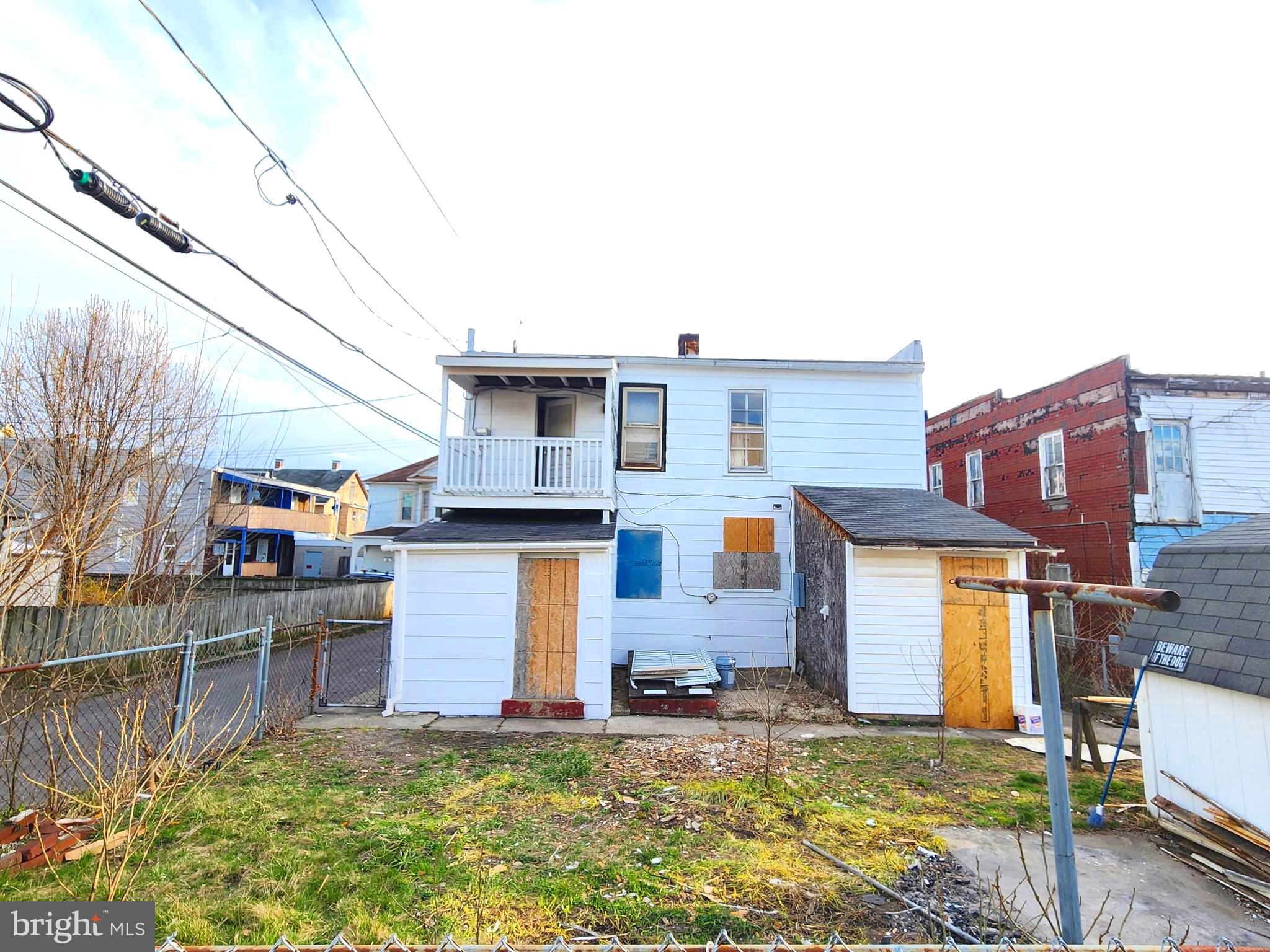 Main image without alt text