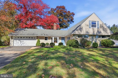 11 SPRING VALLEY ROAD LEVITTOWN PA 19056