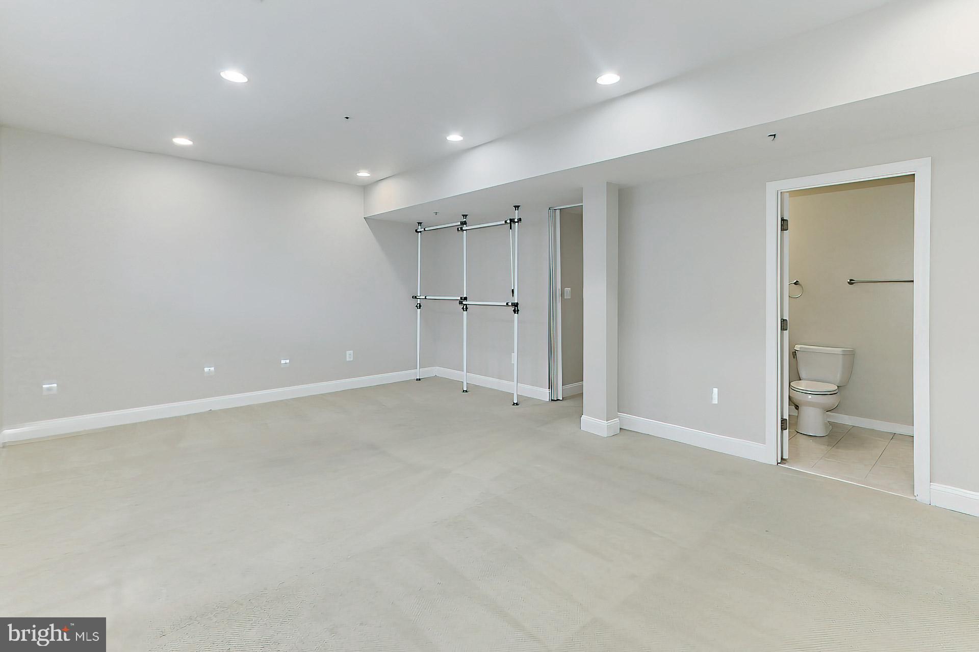 HIGHVIEW PARK - Residential Lease