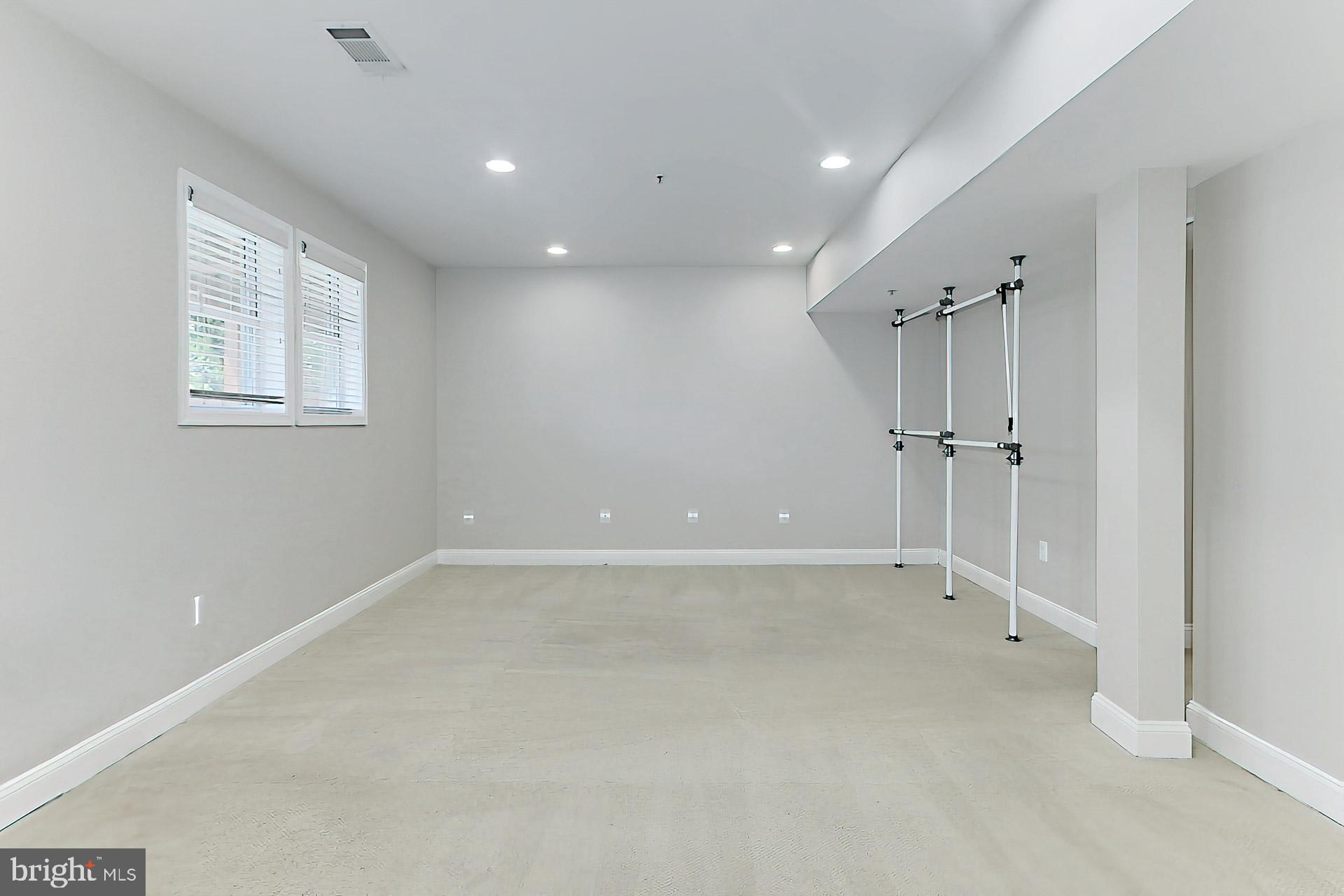 HIGHVIEW PARK - Residential Lease