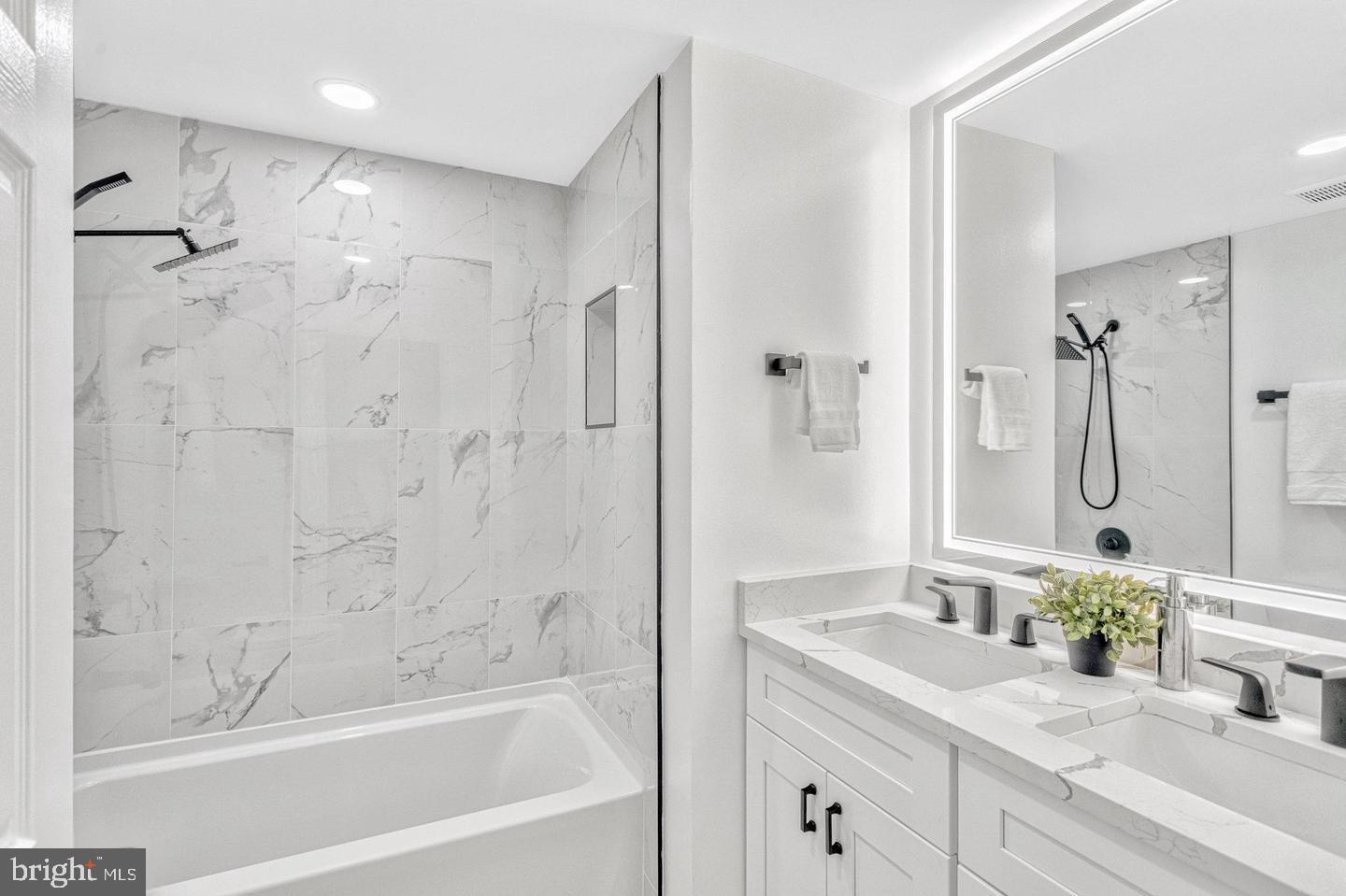 NEWPORT - Residential Lease