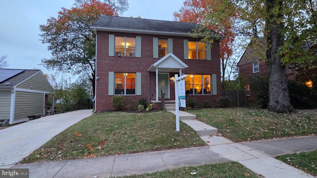 Photo of 10605 Inwood Avenue, SILVER SPRING, MD 20902 (MLS # MDMC2200332)