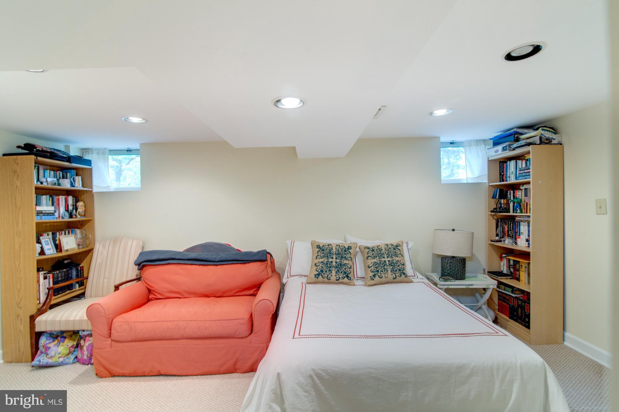 COUNTRY CLUB MANOR - Residential Lease