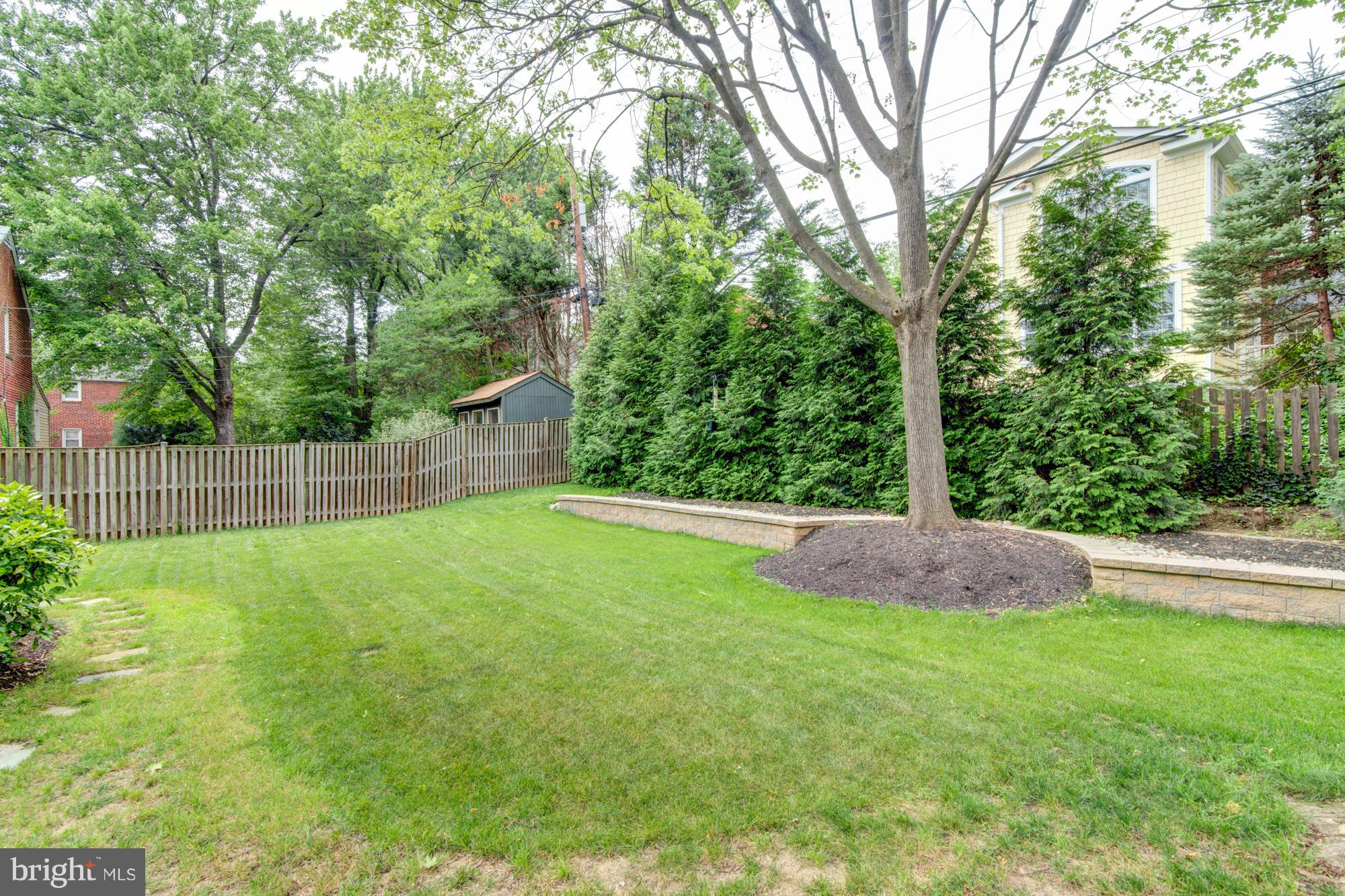 COUNTRY CLUB MANOR - Residential Lease