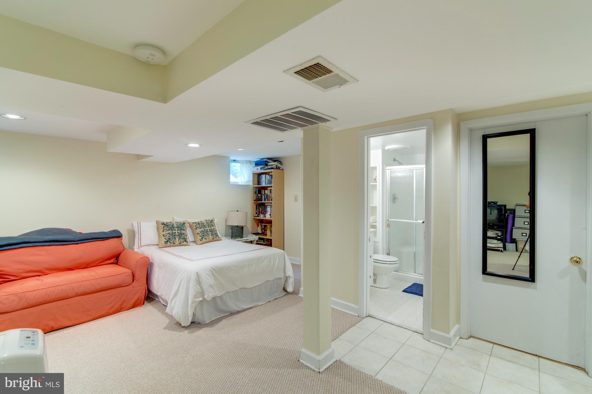 COUNTRY CLUB MANOR - Residential Lease