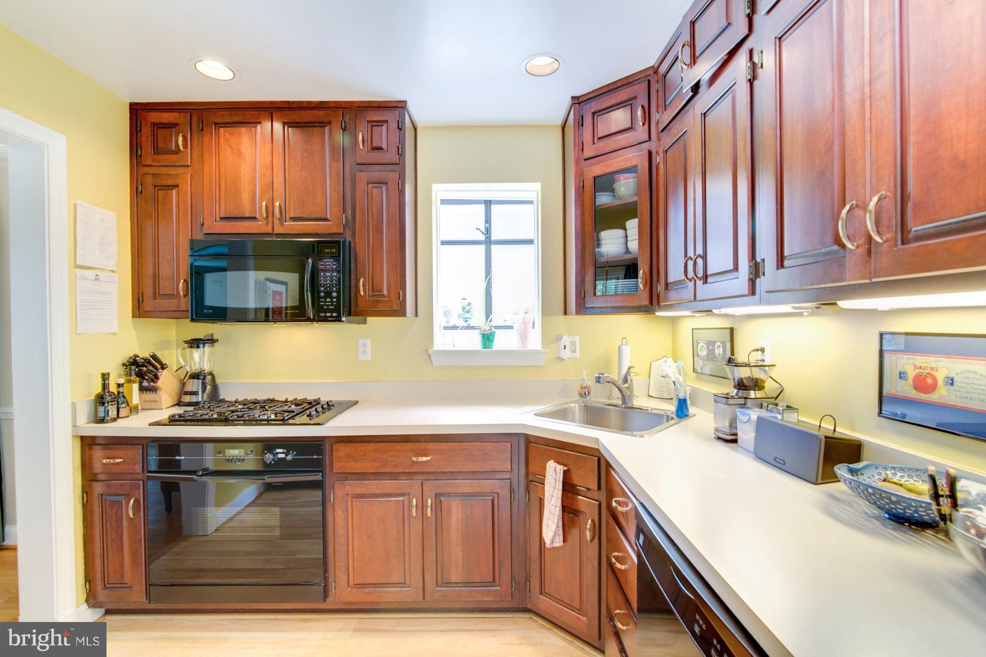 COUNTRY CLUB MANOR - Residential Lease