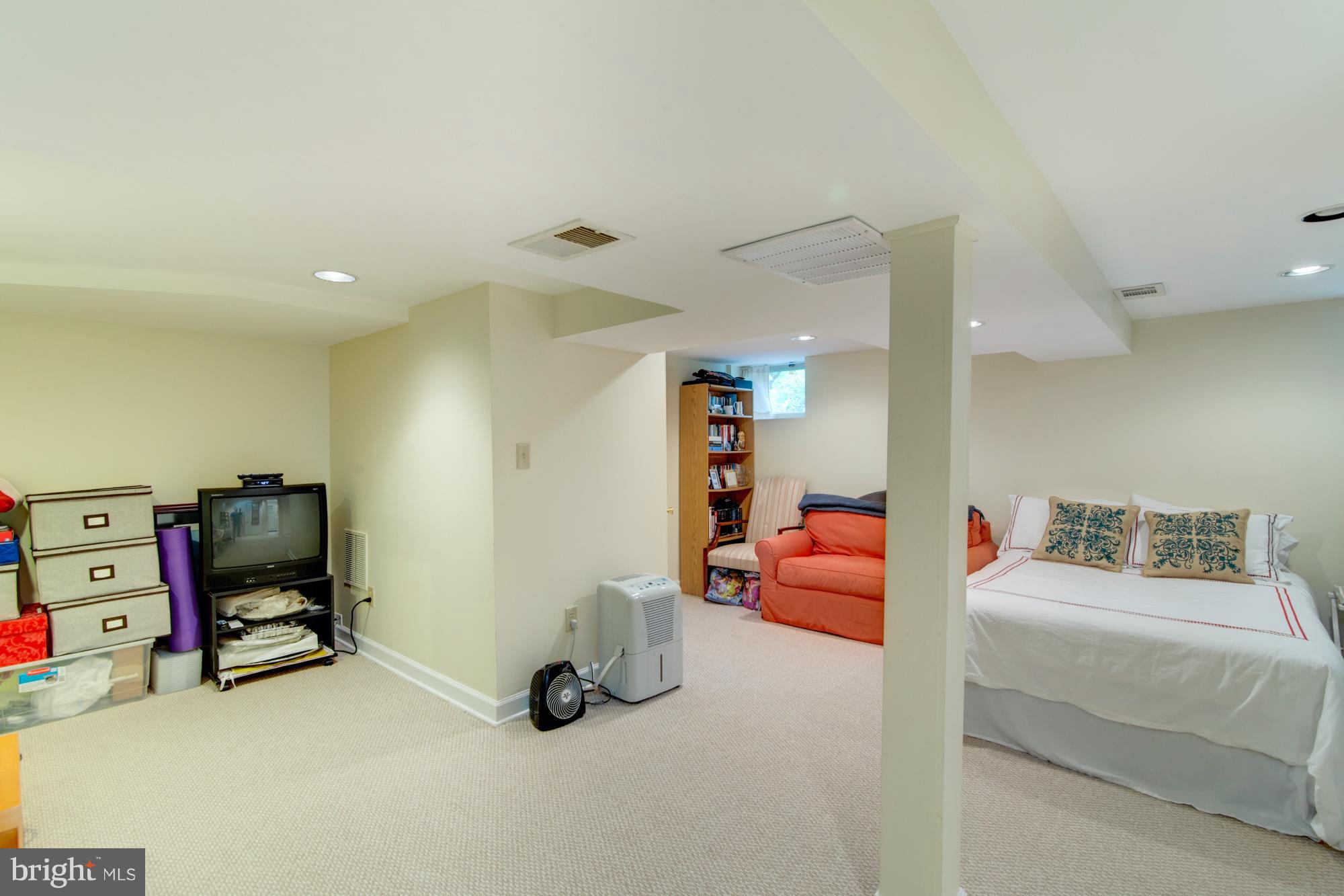 COUNTRY CLUB MANOR - Residential Lease