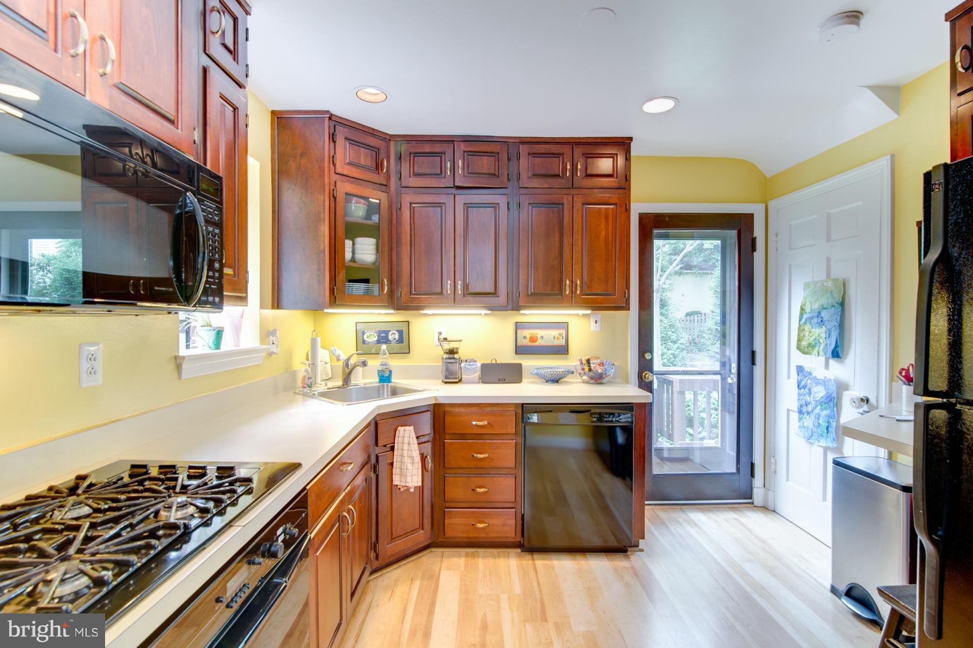 COUNTRY CLUB MANOR - Residential Lease