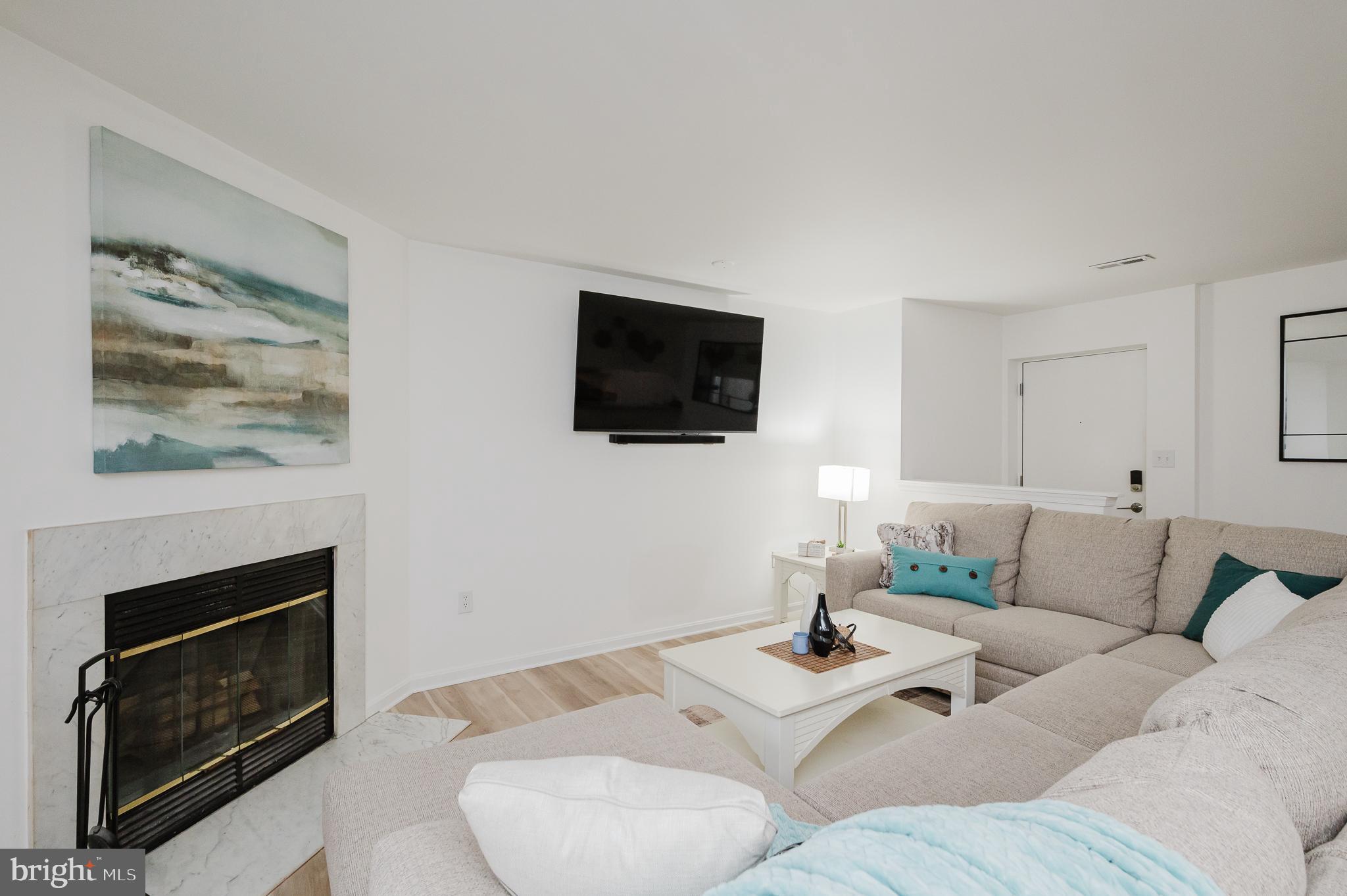 CROMWELL FOUNTAIN - Residential